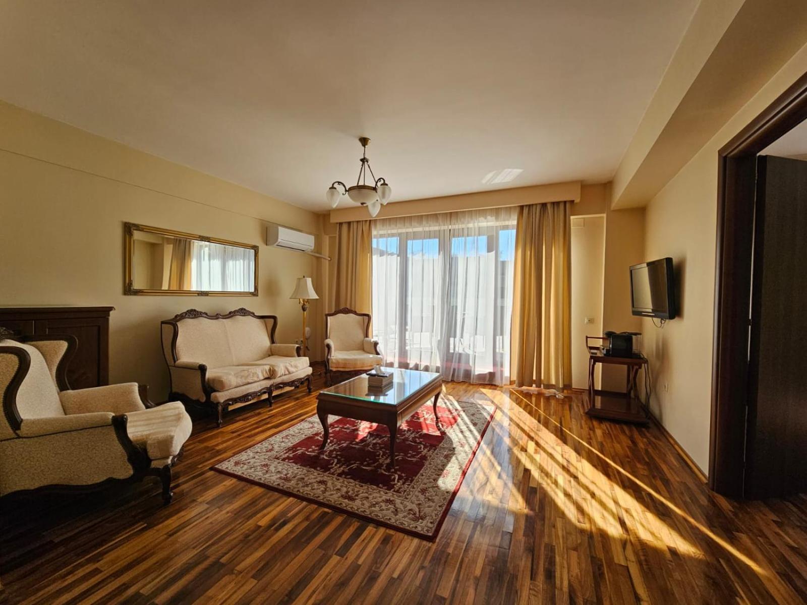 Suite - Photo 1