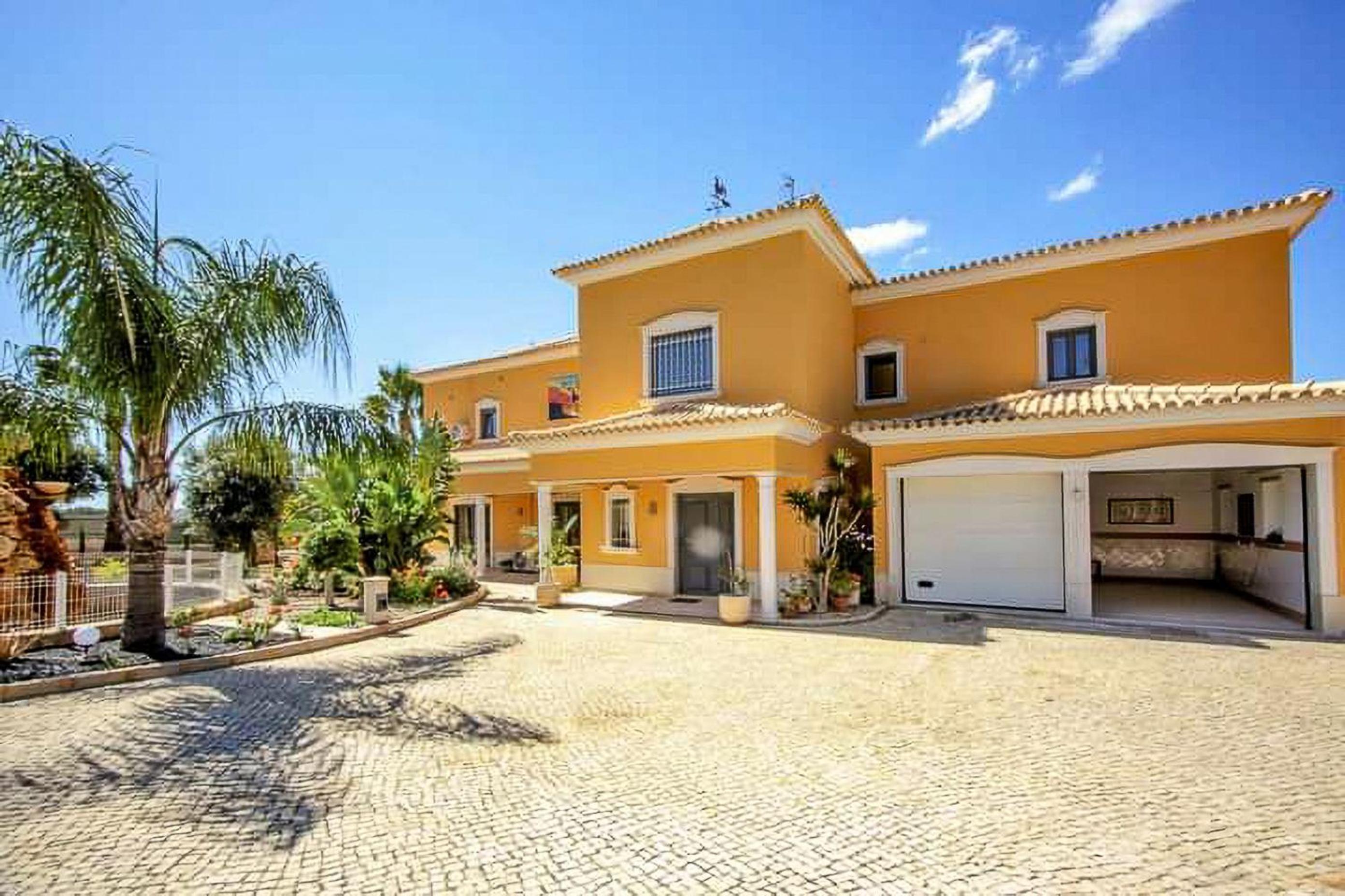 Four-Bedroom Villa photo 3