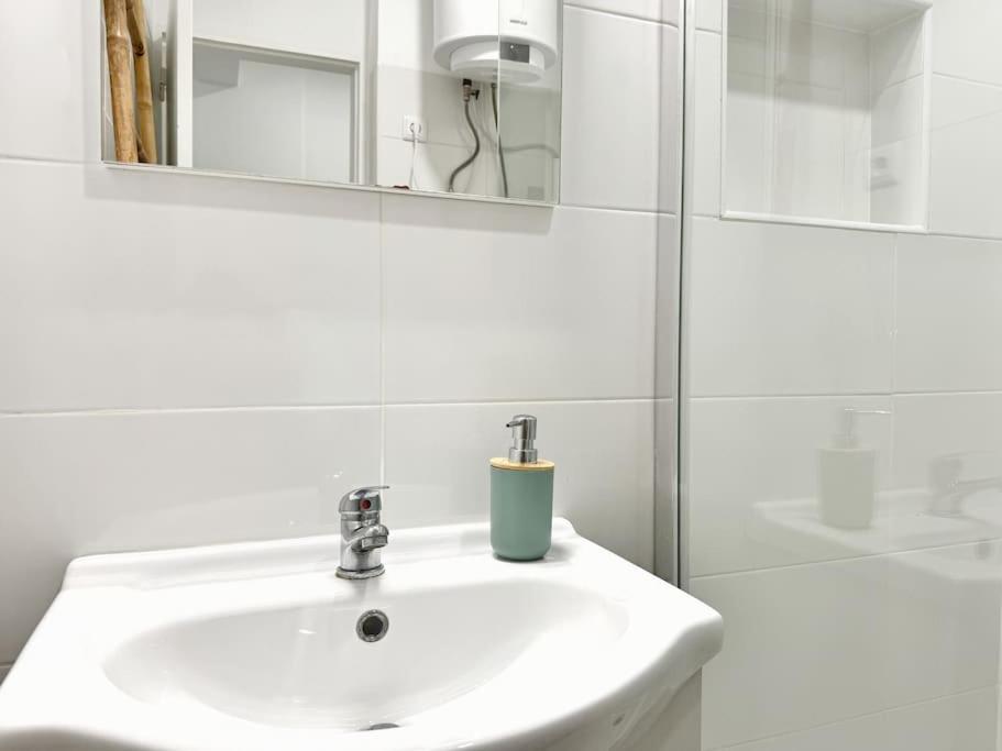 One-Bedroom Apartment photo 2