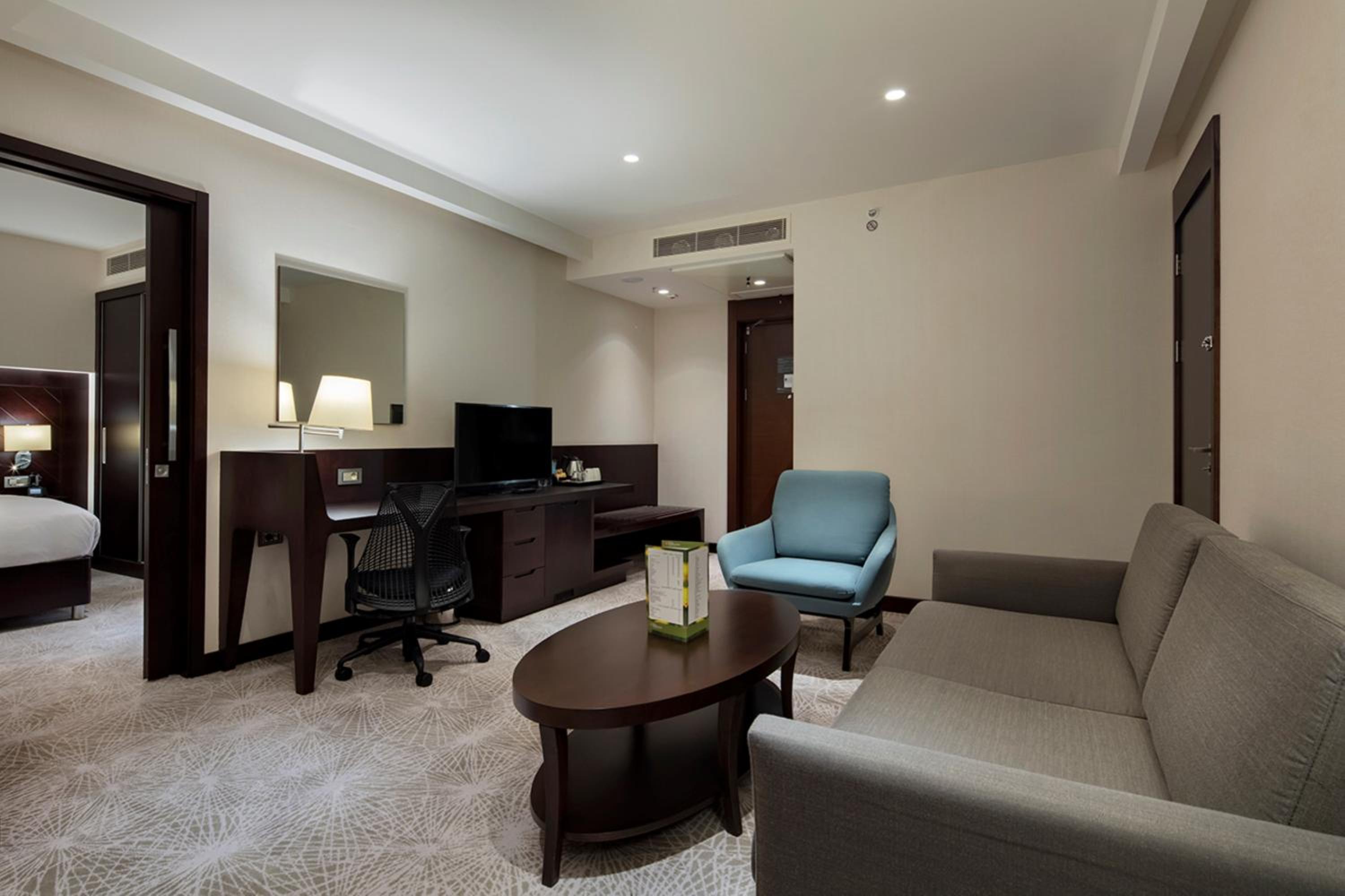 One-Bedroom King Suite thumbnail 5