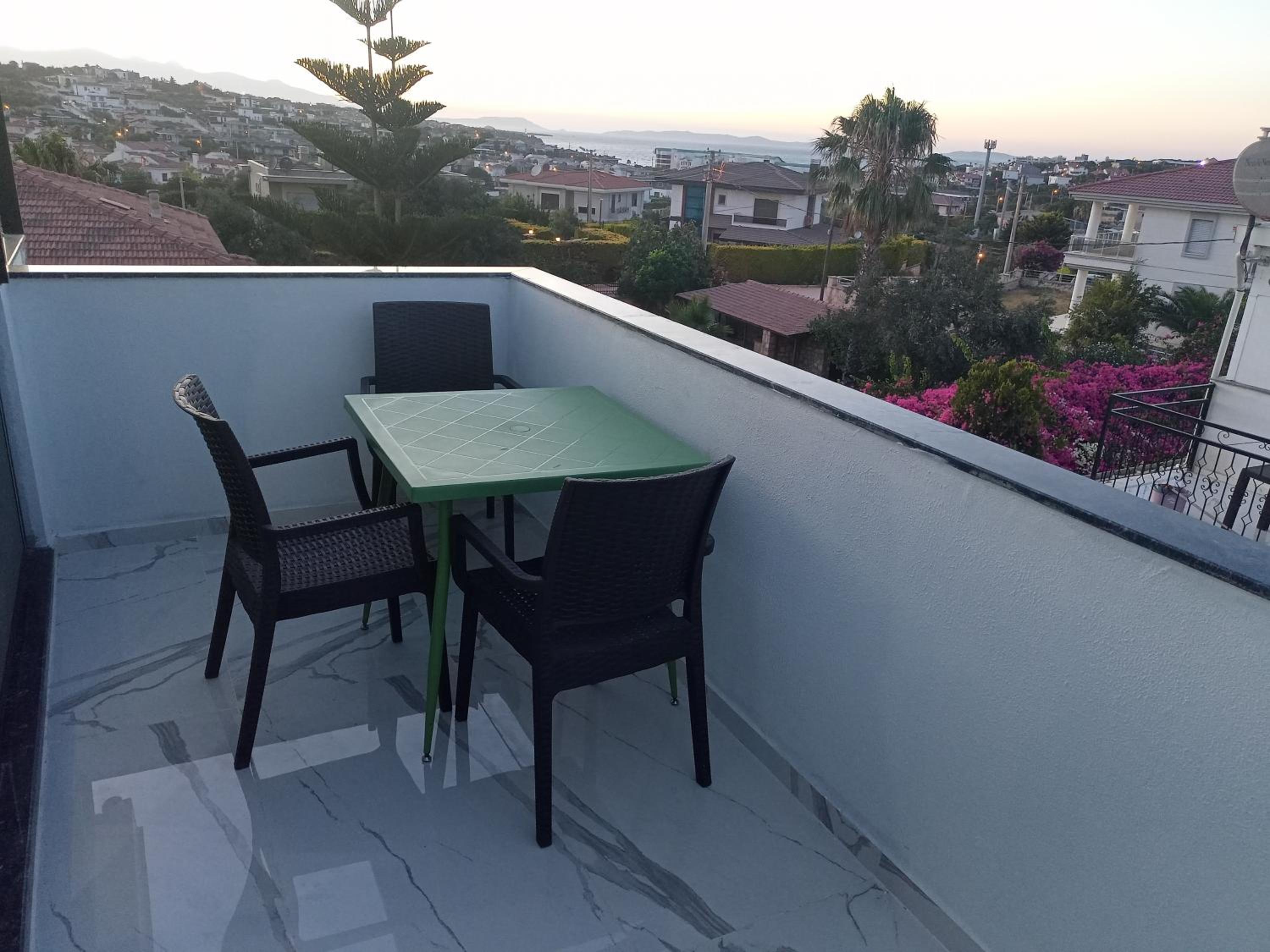 One-Bedroom Apartment with Sea View and Balcony - Photo 2