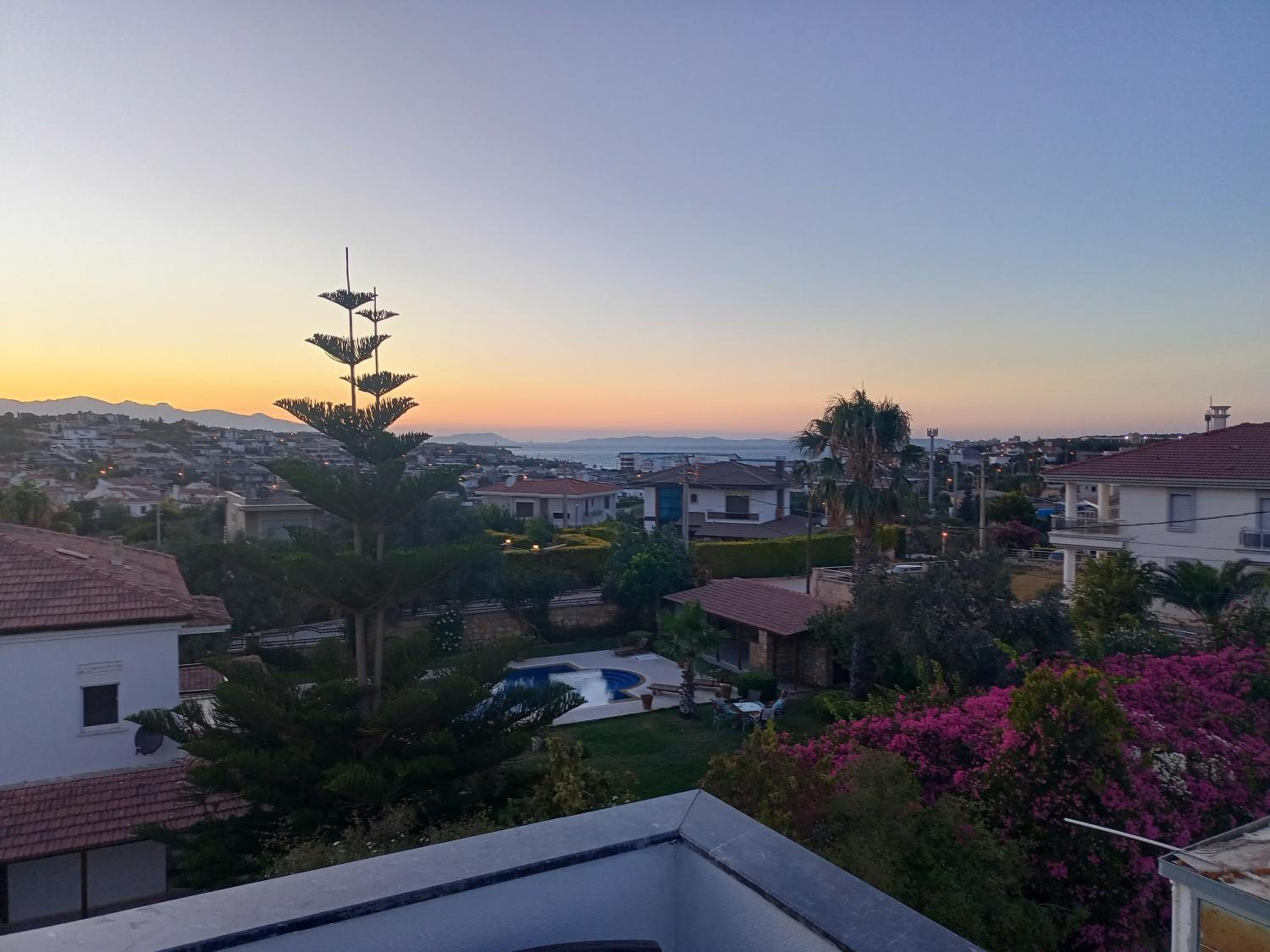 One-Bedroom Apartment with Sea View and Balcony - Photo 4