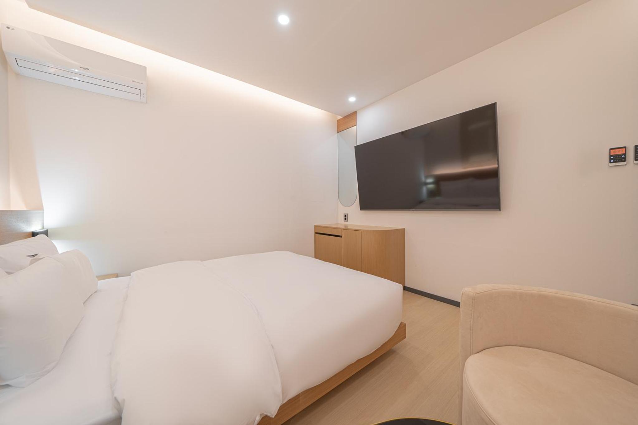 Standard Double Room - Photo 16
