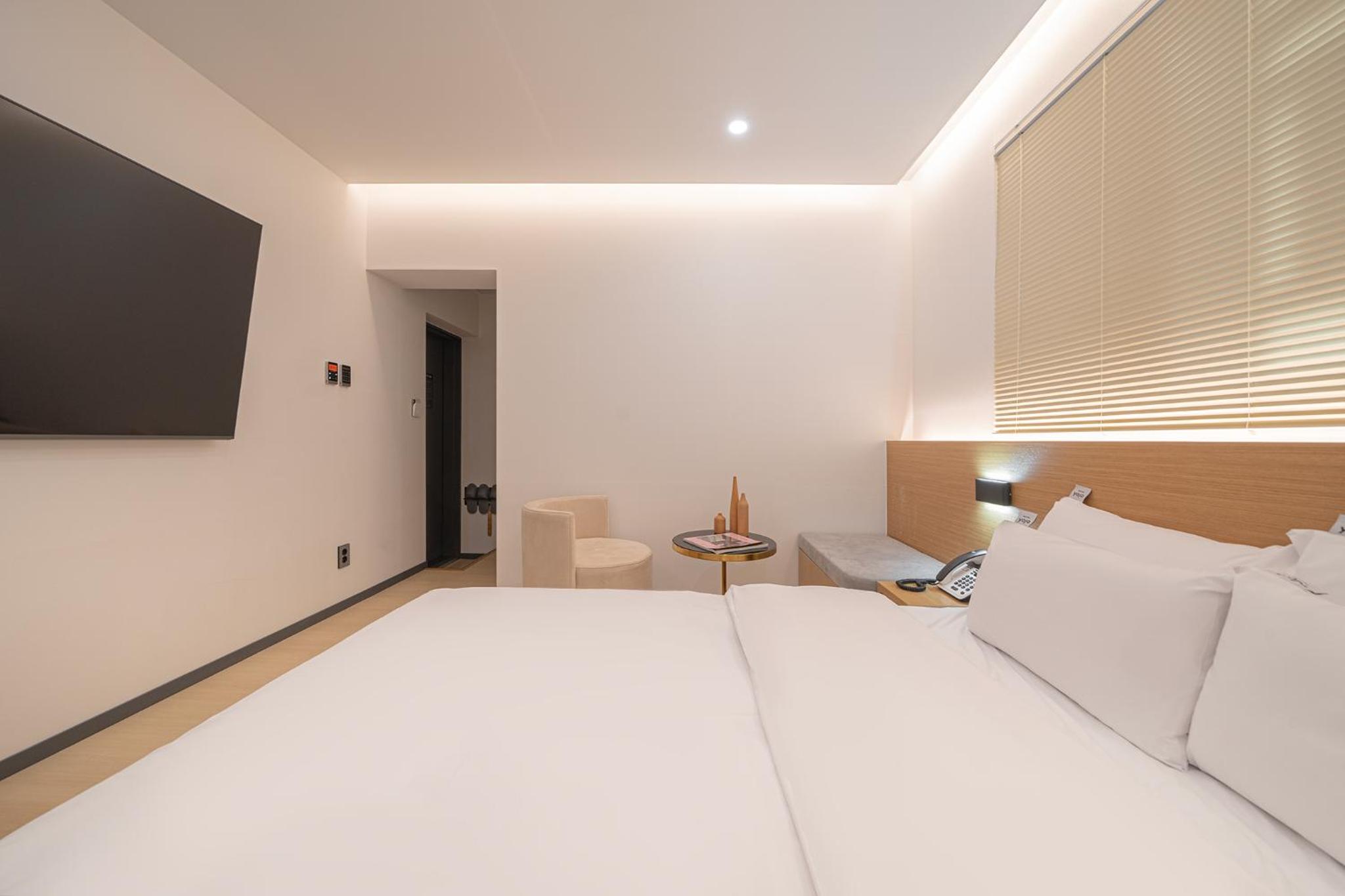 Standard Double Room - Photo 8