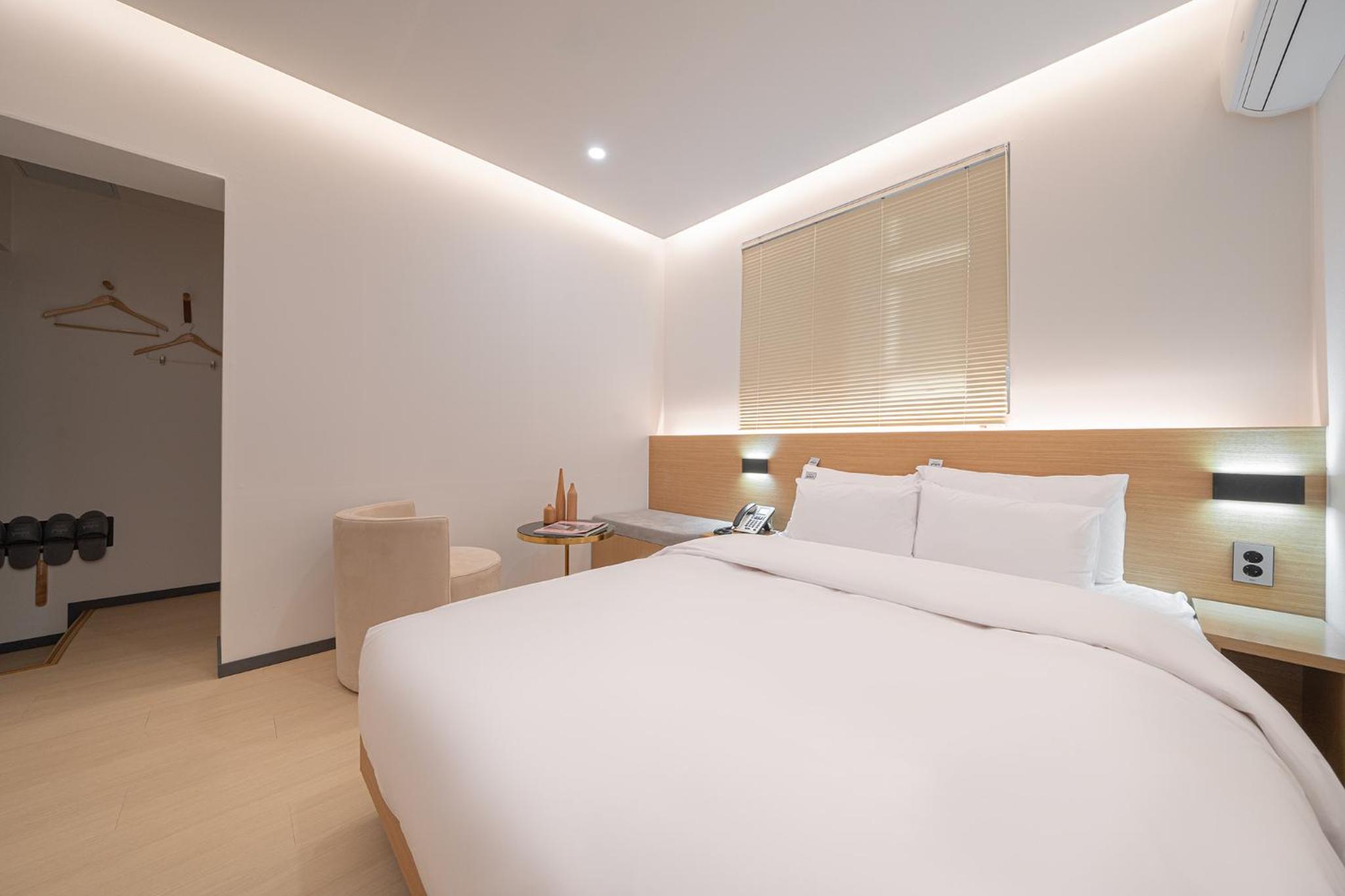 Standard Double Room - Photo 10