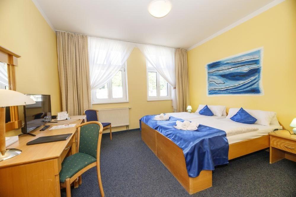 Double or Twin Room with City View - Photo 1