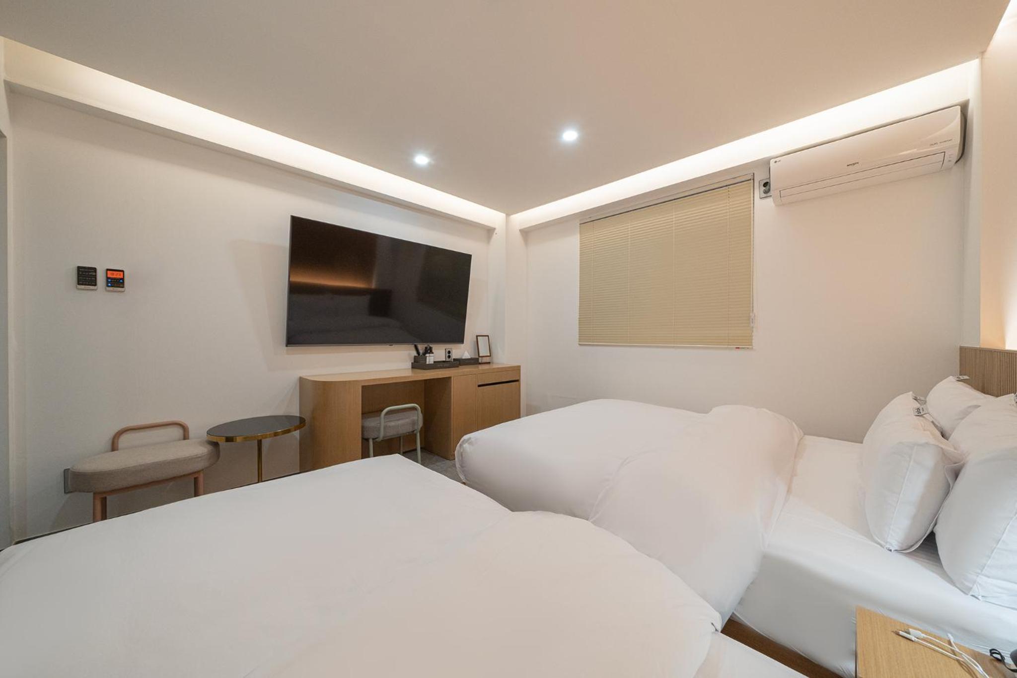 Deluxe Twin Room - Photo 12