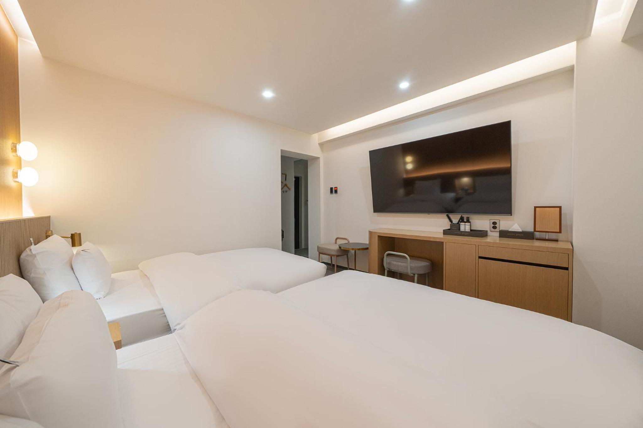 Deluxe Twin Room - Photo 14