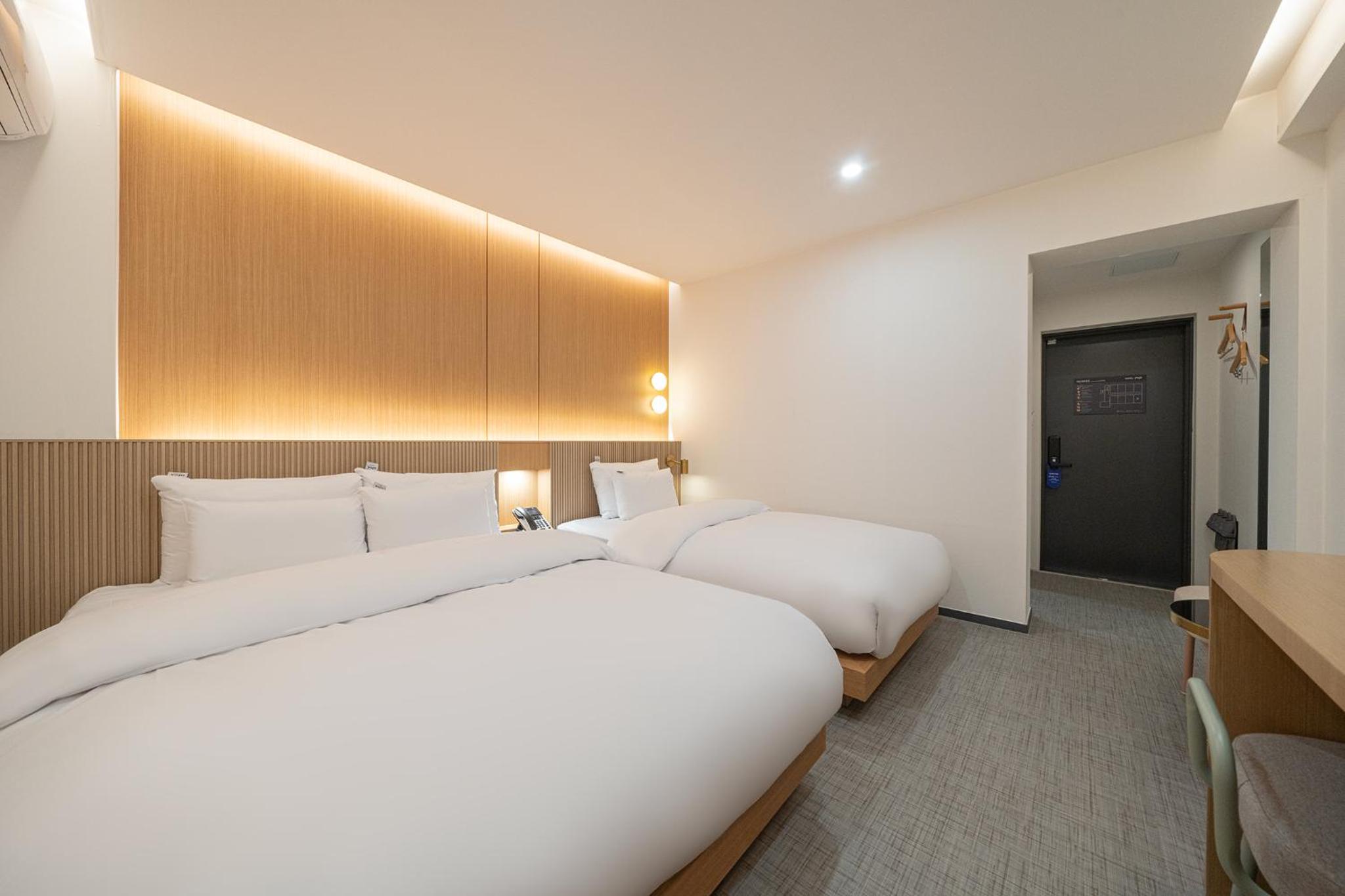 Deluxe Twin Room - Photo 11