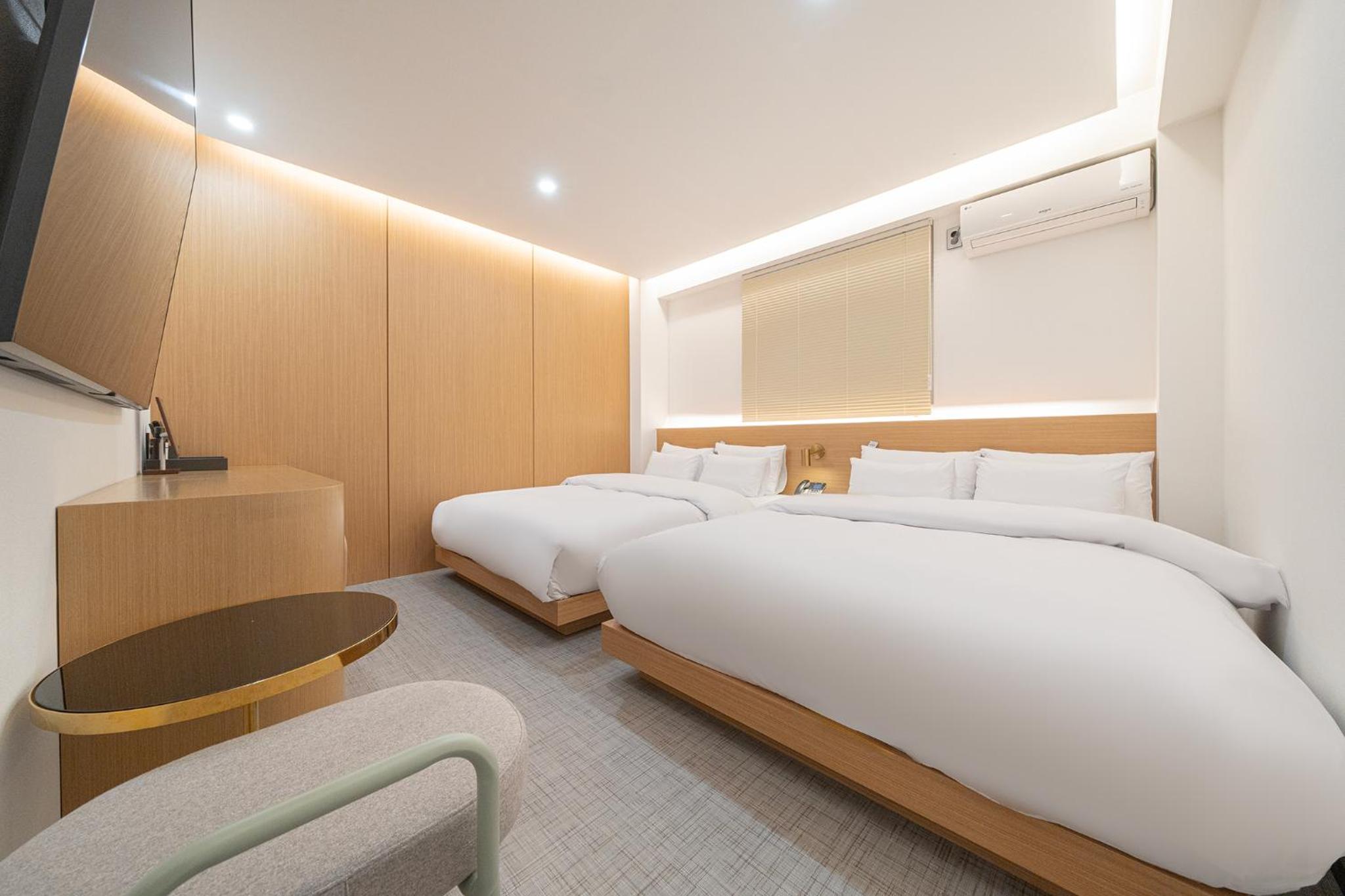 Queen Room with Two Queen Beds photo 2