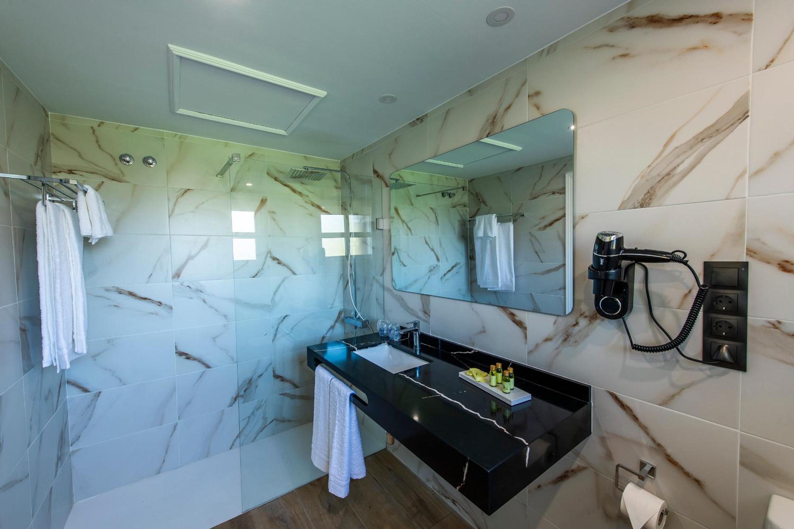 Deluxe King Room photo 3