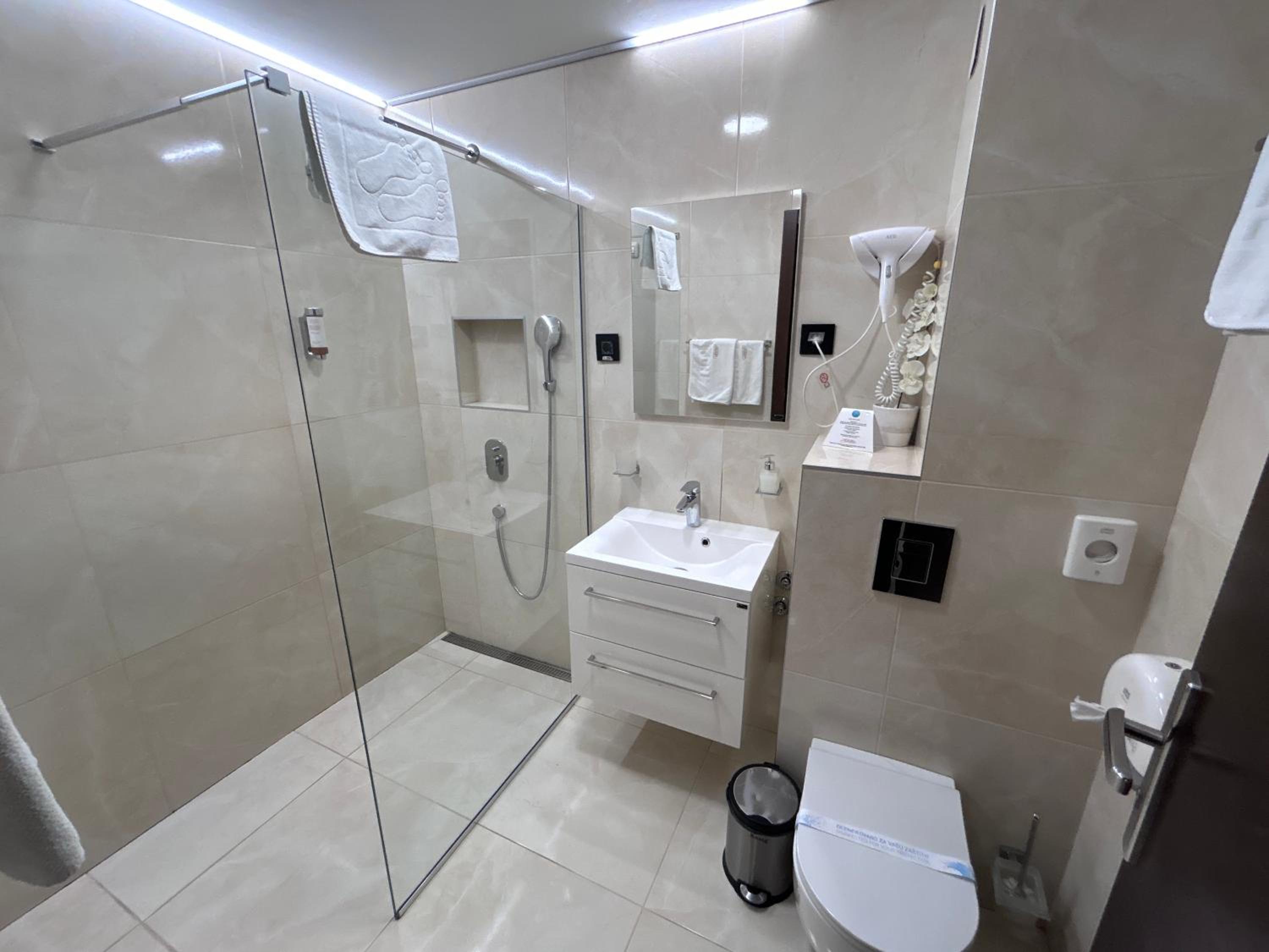 Deluxe Double or Twin Room with Balcony - Photo 7
