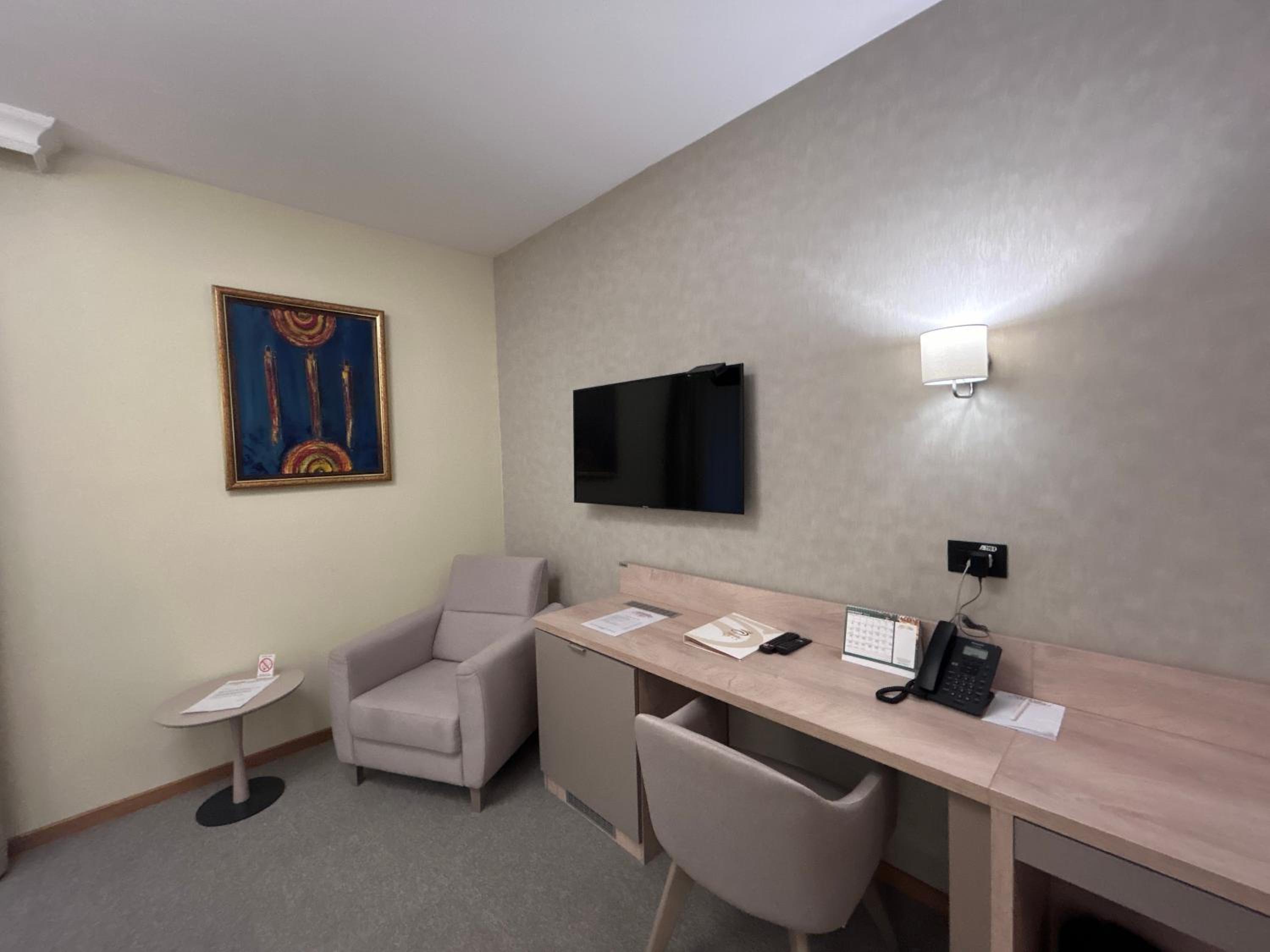 Deluxe Double or Twin Room with Balcony - Photo 5