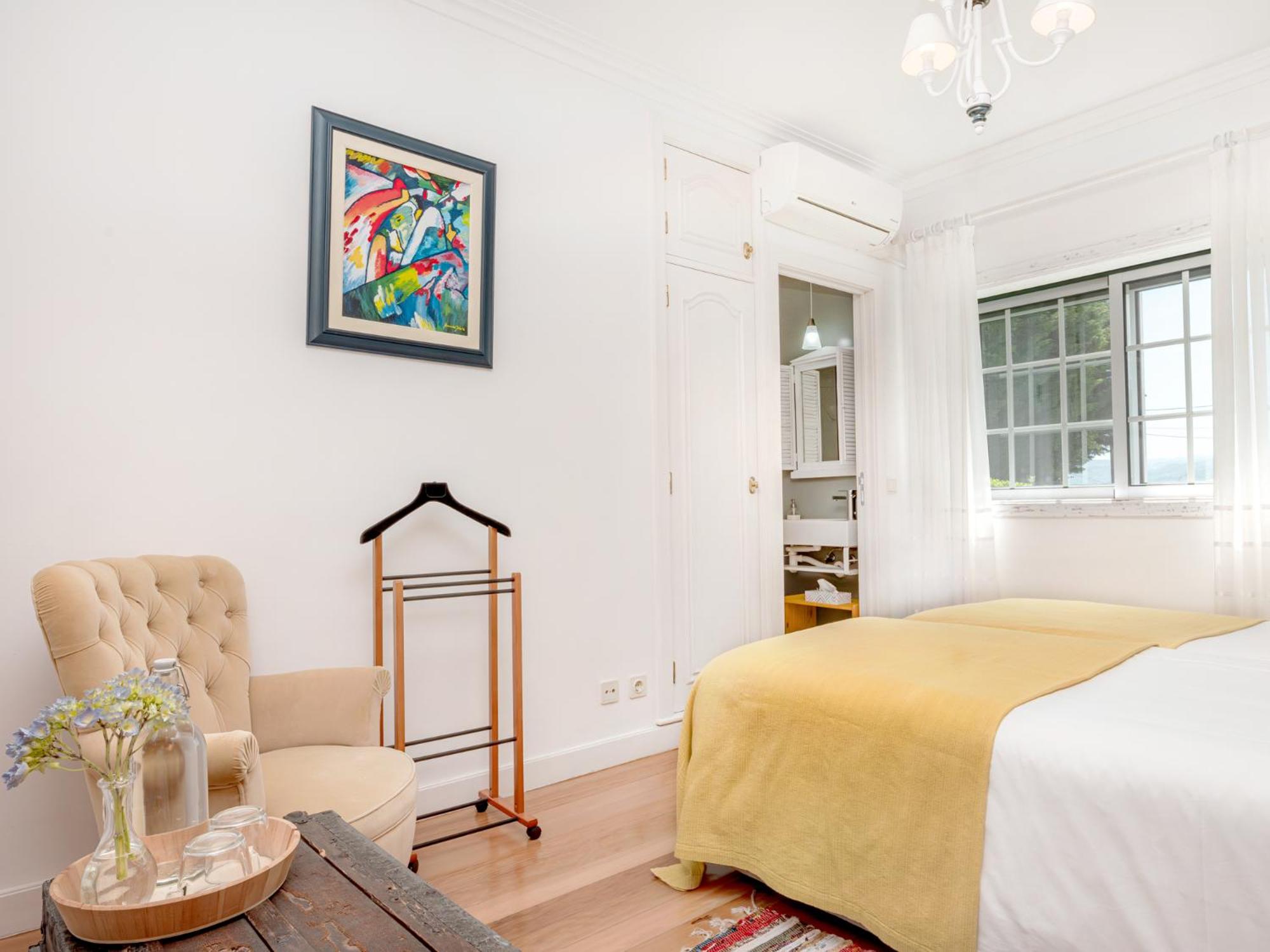 Small Twin Room - Photo 5
