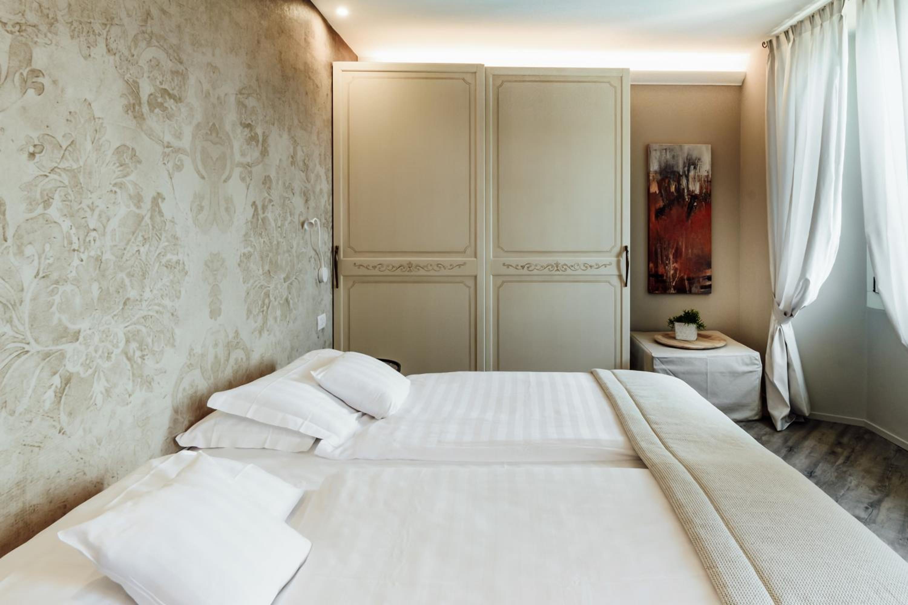 Deluxe Double or Twin Room with Lake View photo 2