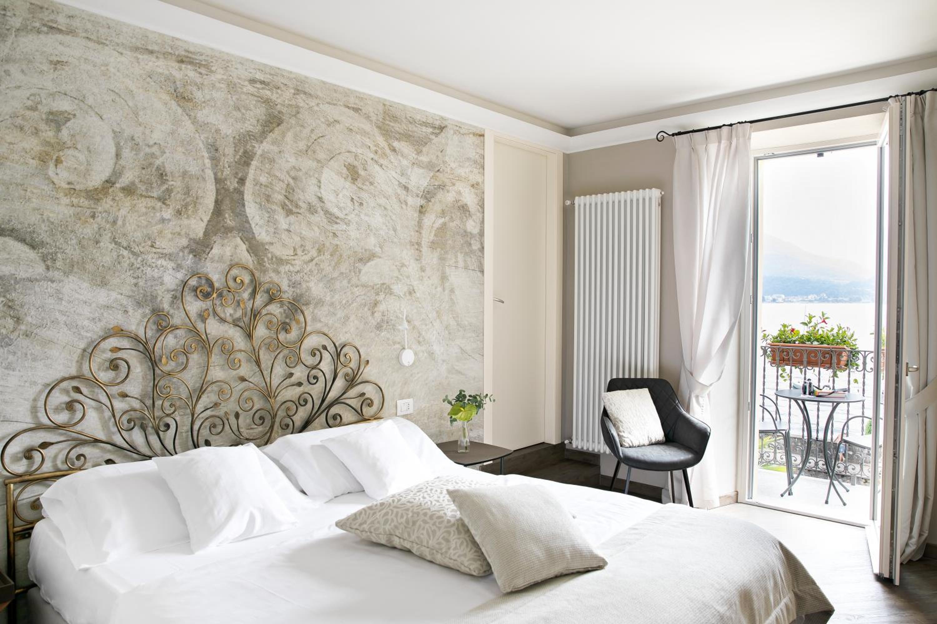 Deluxe Double Room with Balcony photo 1