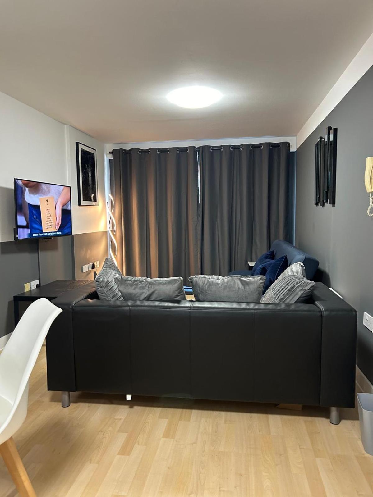 Stylish 2-bed, 2-bath Lejlighed Med Balkon, Billede 2