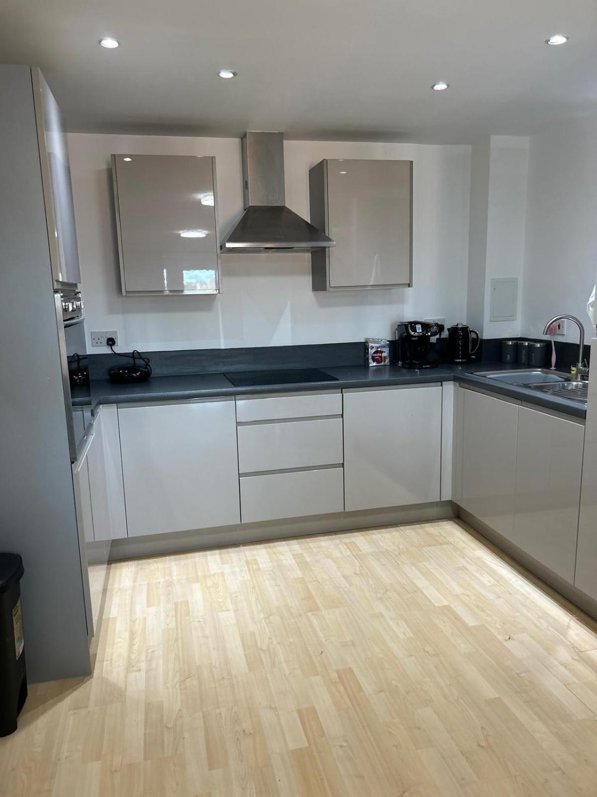 Stylish 2-bed, 2-bath Lejlighed Med Balkon, Billede 28