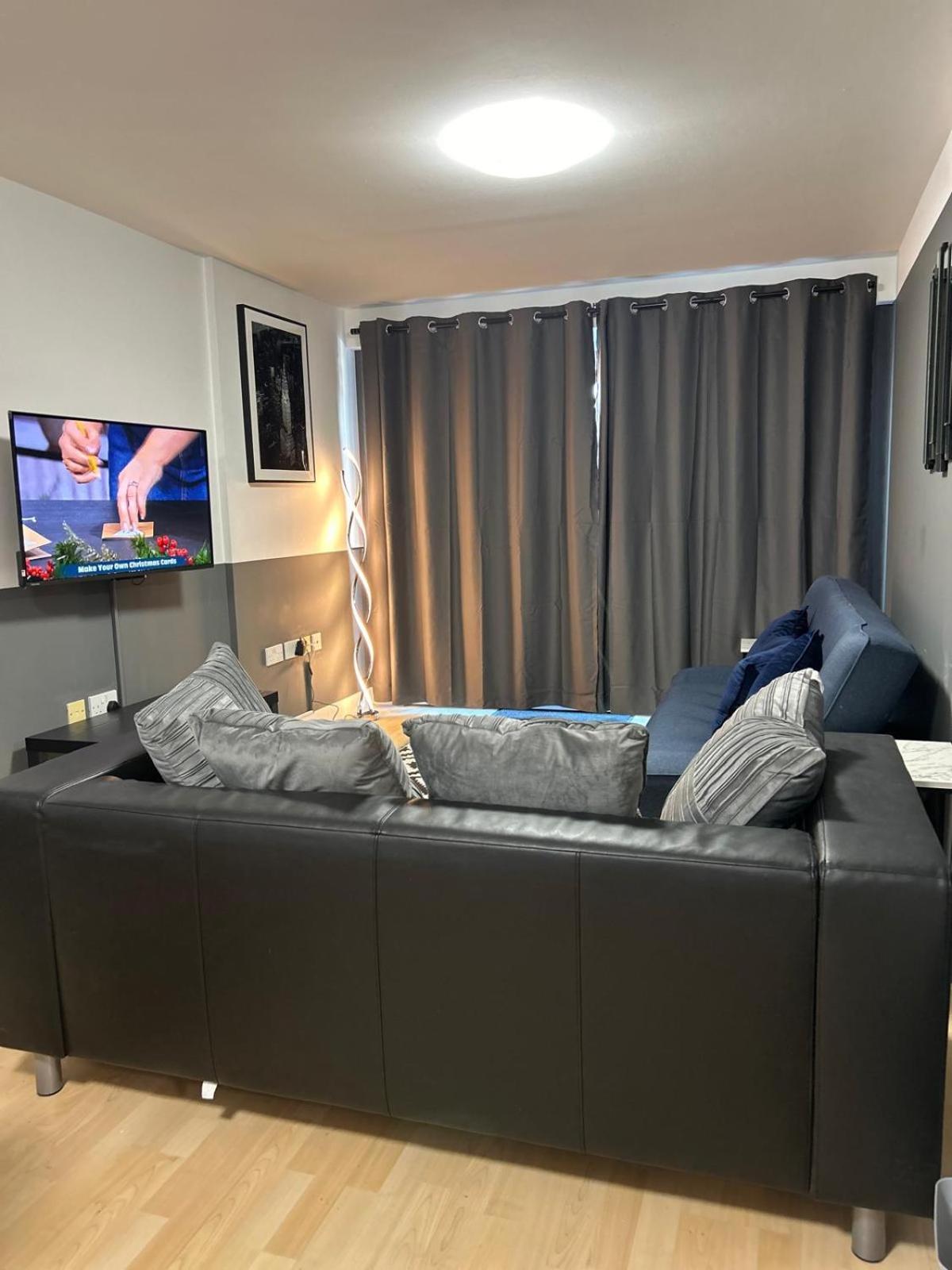 Stylish 2-bed, 2-bath Lejlighed Med Balkon, Billede 13
