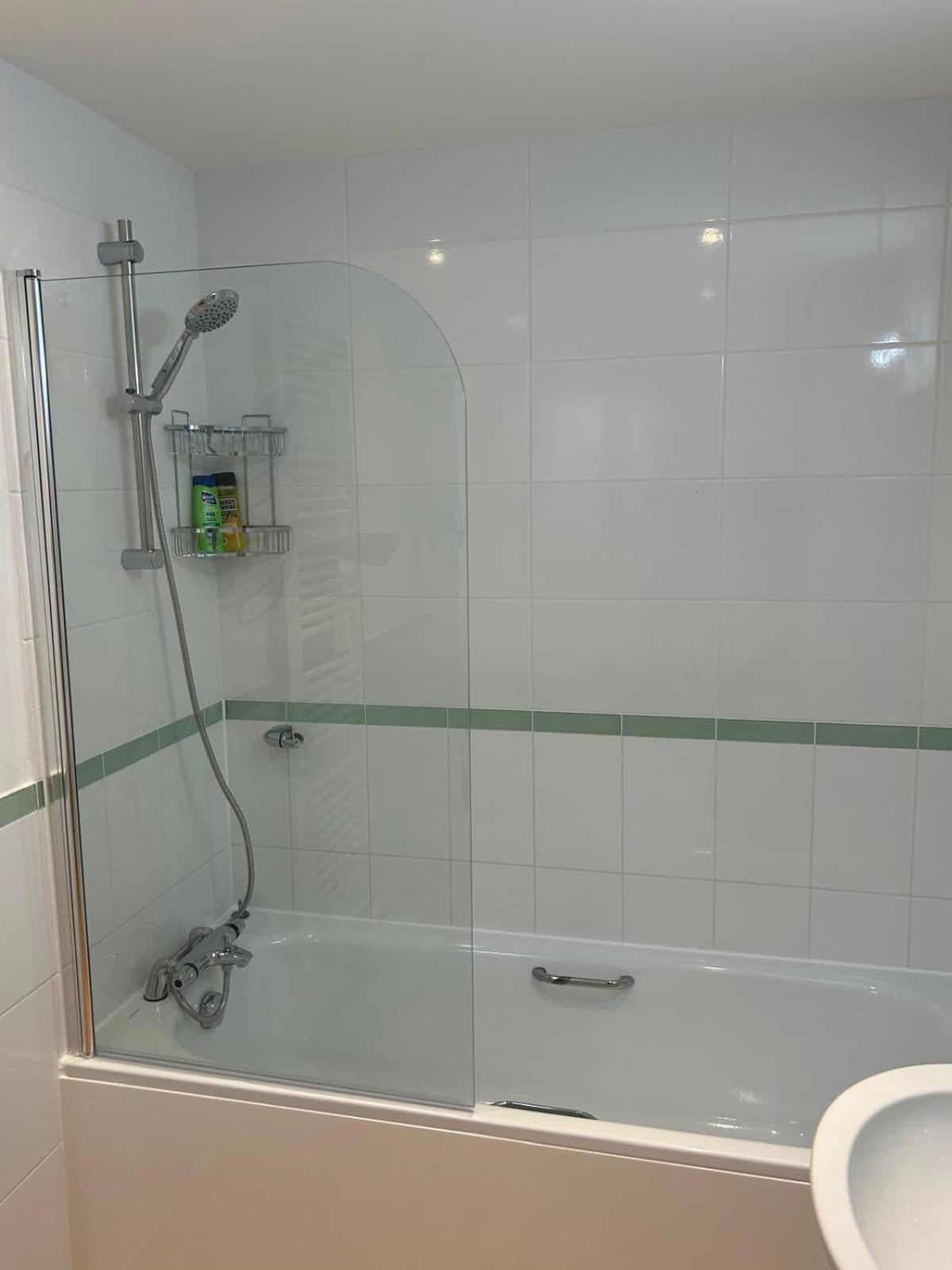 Stylish 2-bed, 2-bath Lejlighed Med Balkon, Billede 12