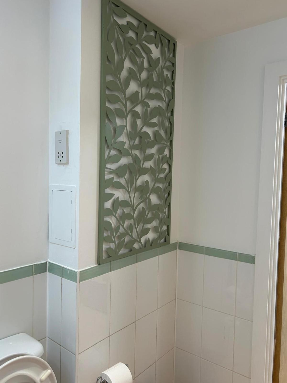 Stylish 2-bed, 2-bath Lejlighed Med Balkon, Billede 3