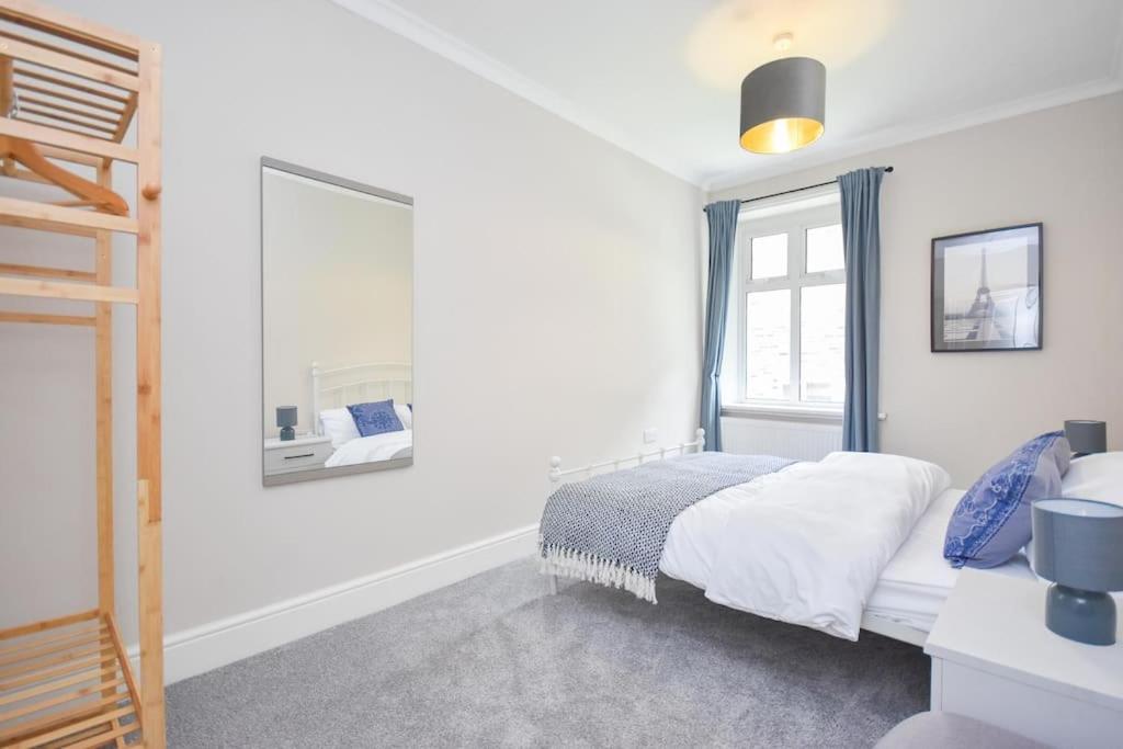 Six-Bedroom House photo 1