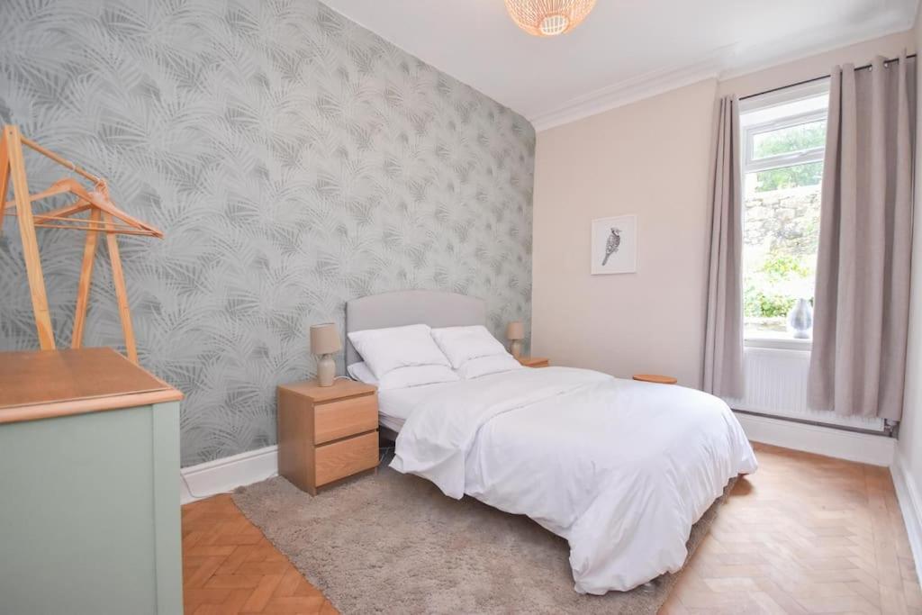 Six-Bedroom House photo 3