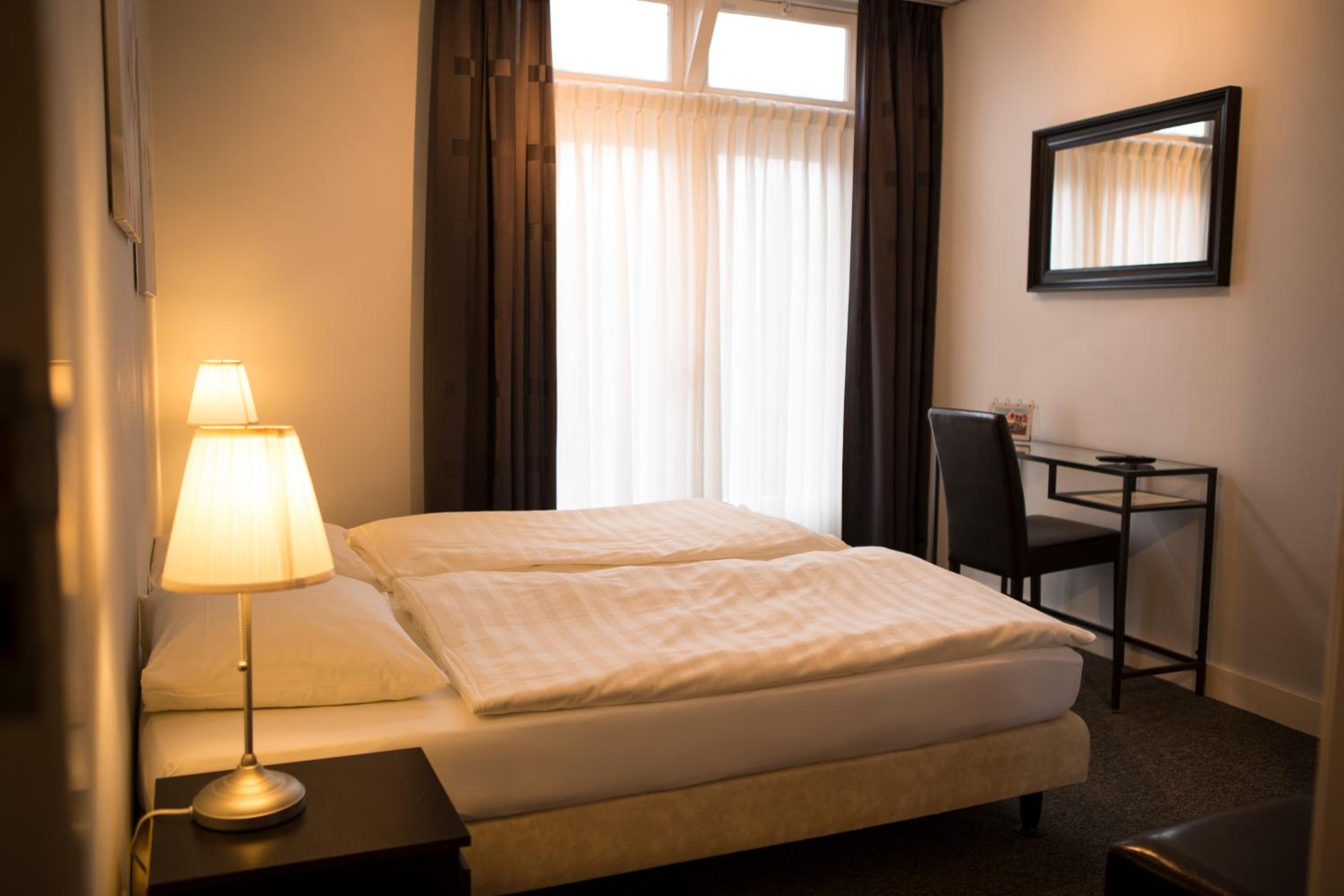 Twin Room with Private Bathroom - Photo 3