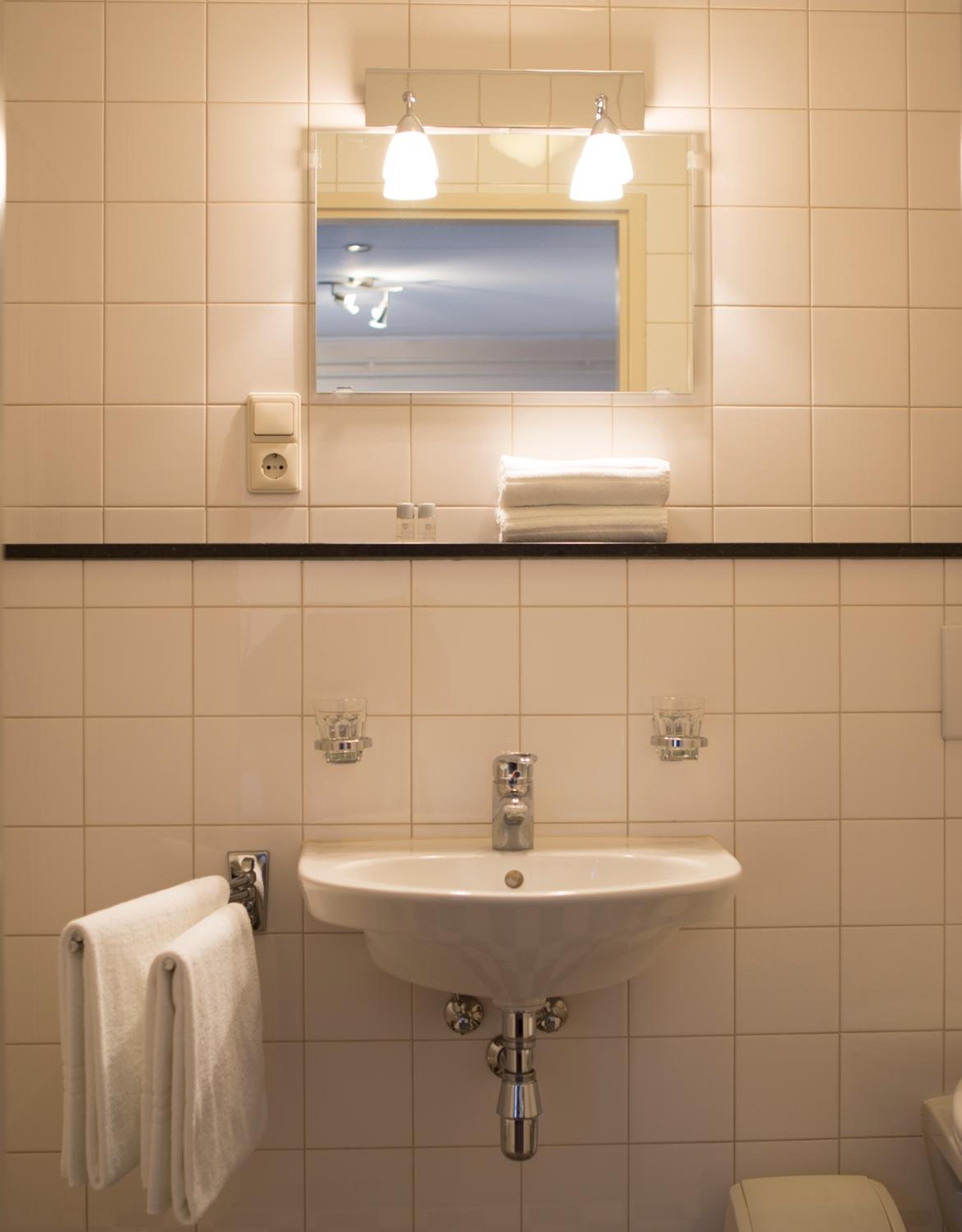 Twin Room with Private Bathroom - Photo 2