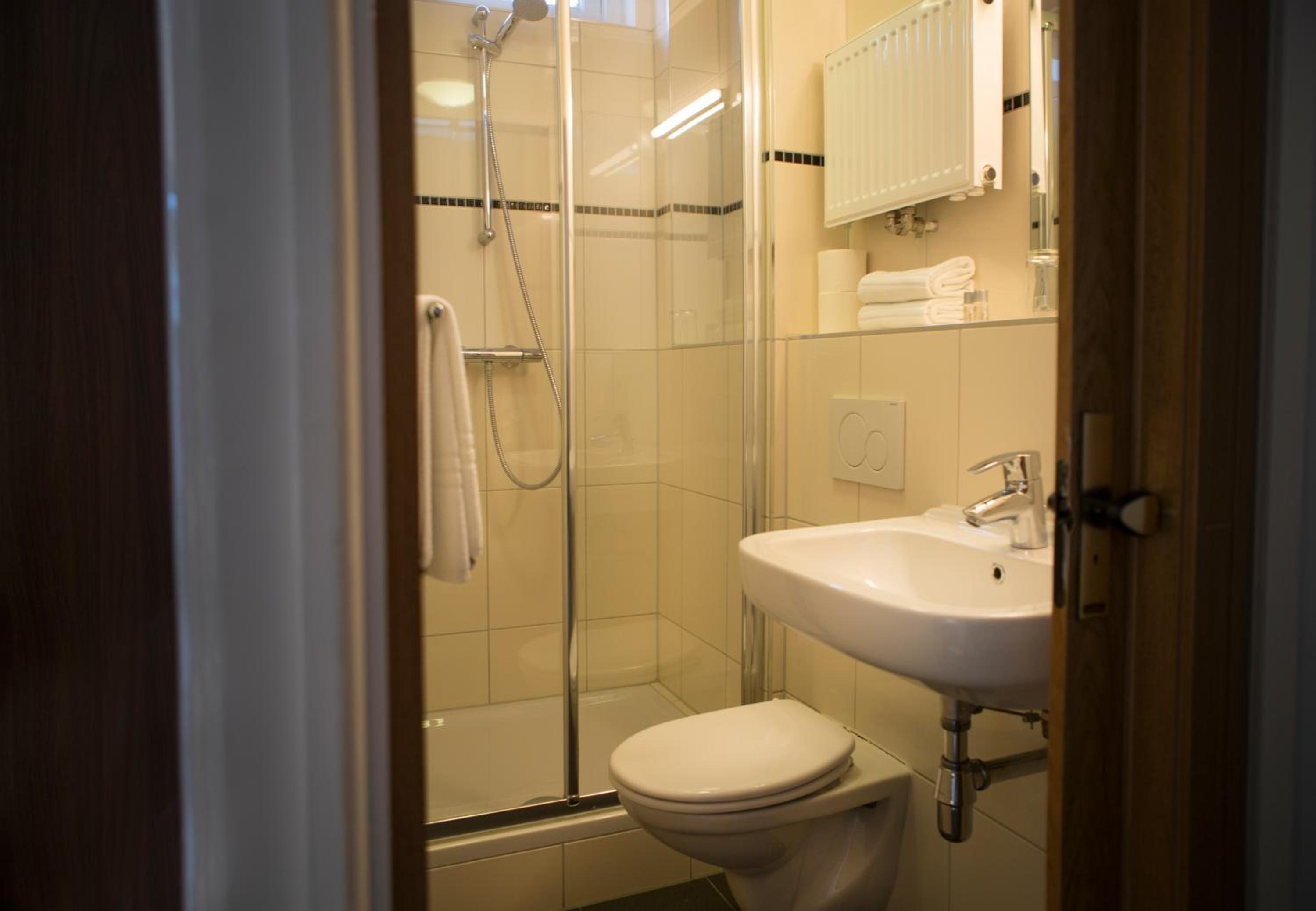 Twin Room with Private Bathroom - Photo 5