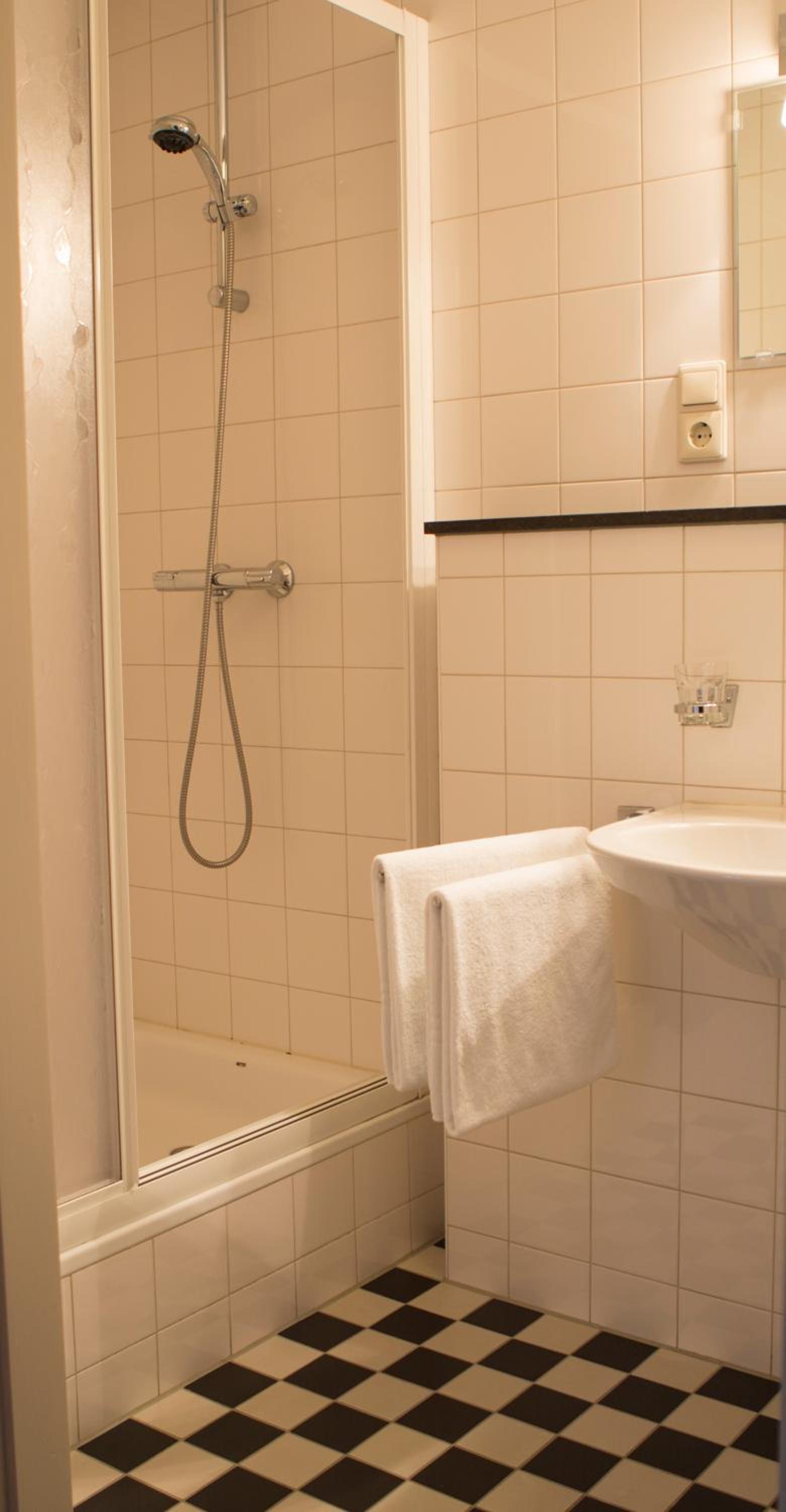 Twin Room with Private Bathroom - Photo 4