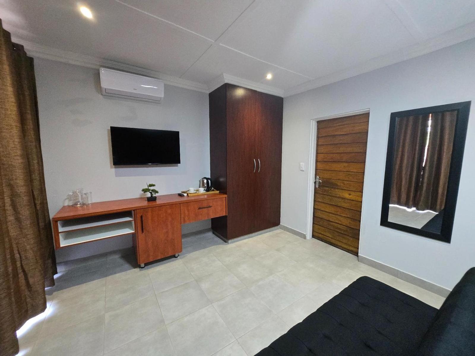 Standard King Room photo 3