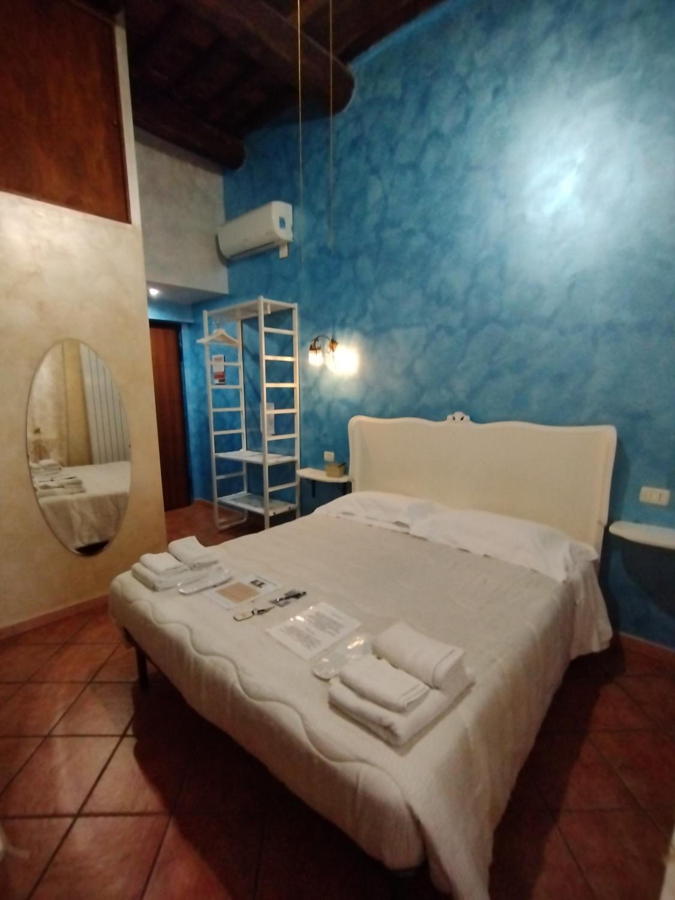 Double Room with Private Bathroom - Photo 4