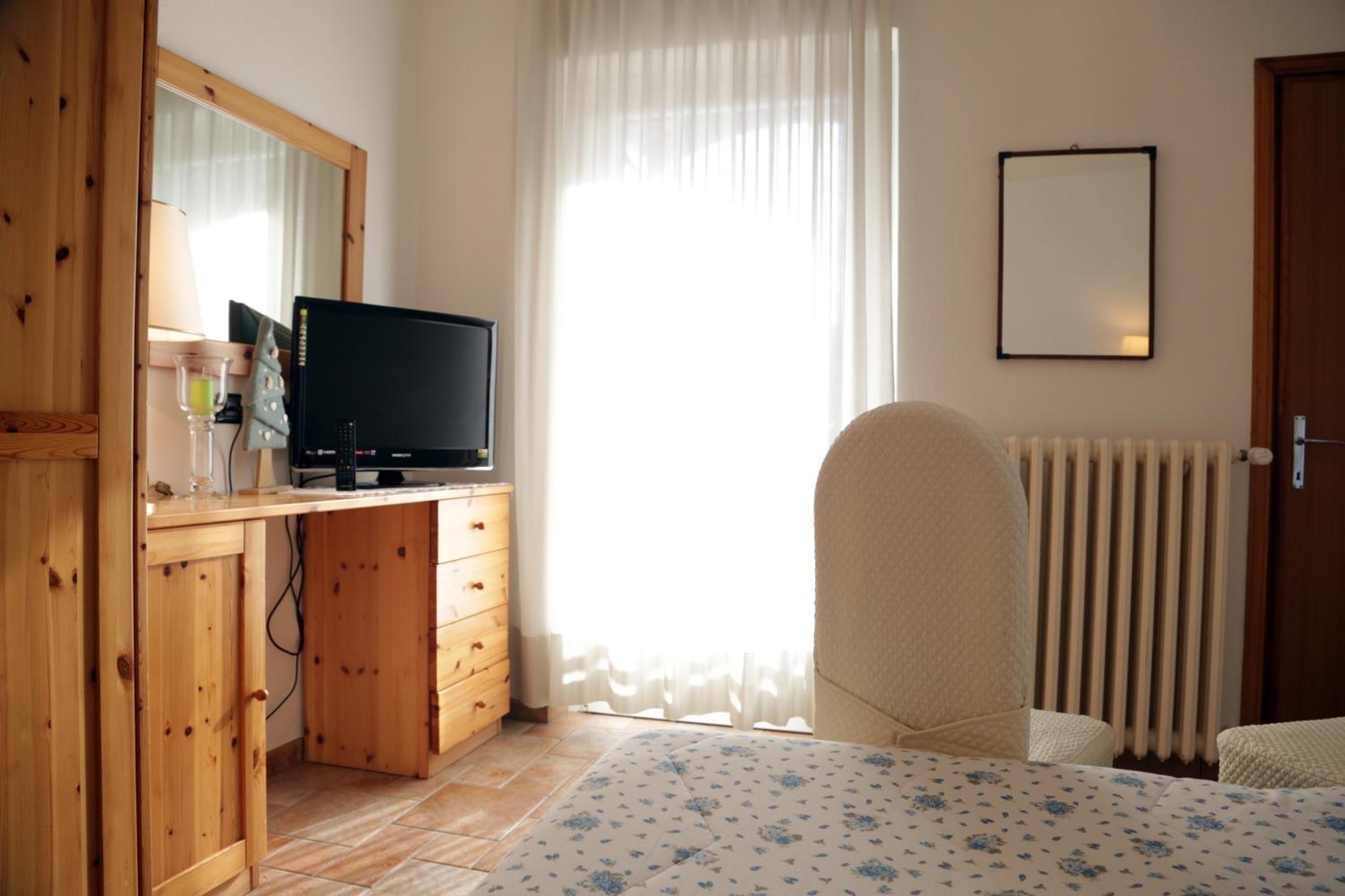 Standard Double or Twin Room - Photo 7