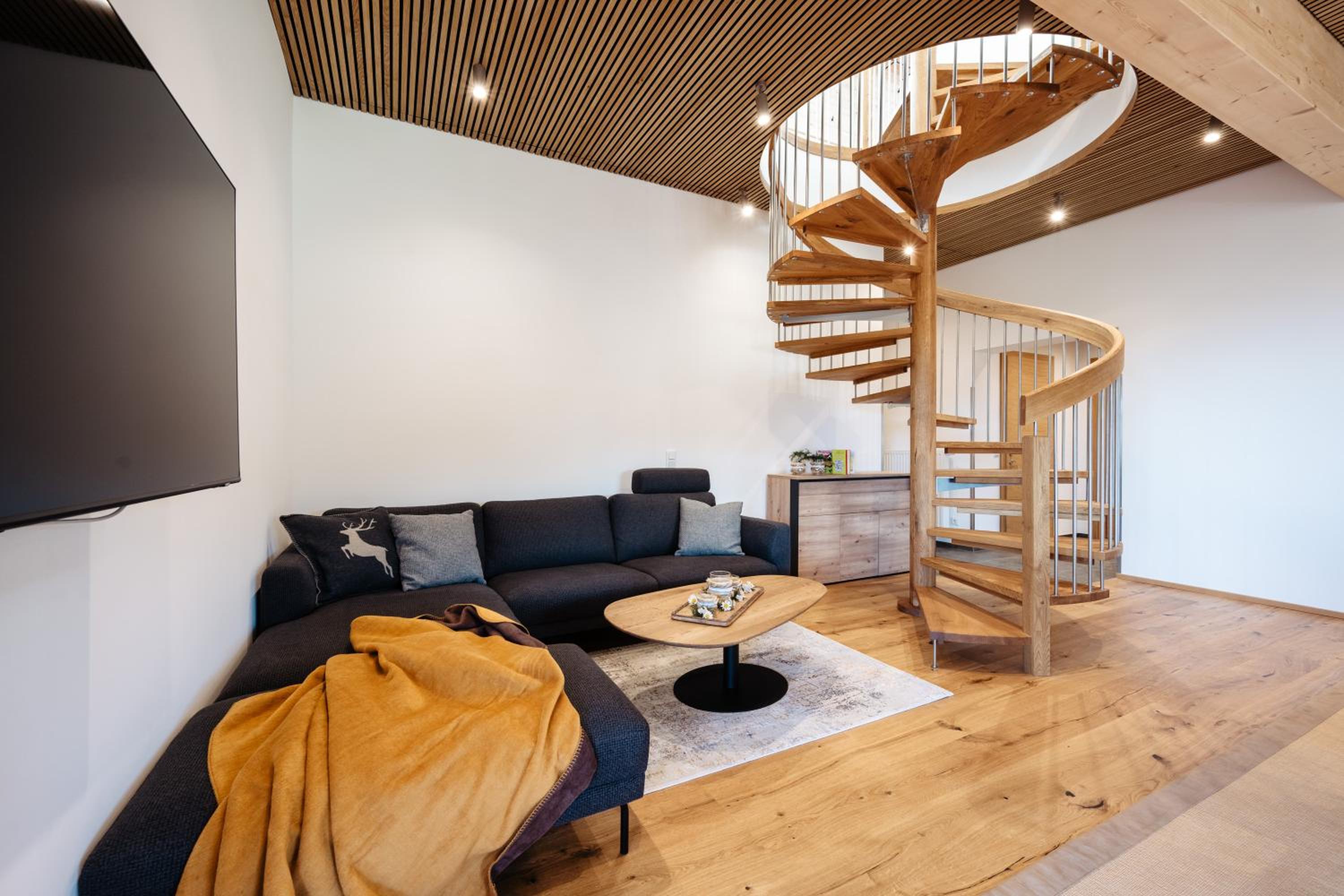 Four-Bedroom Apartment with Balcony  photo 1