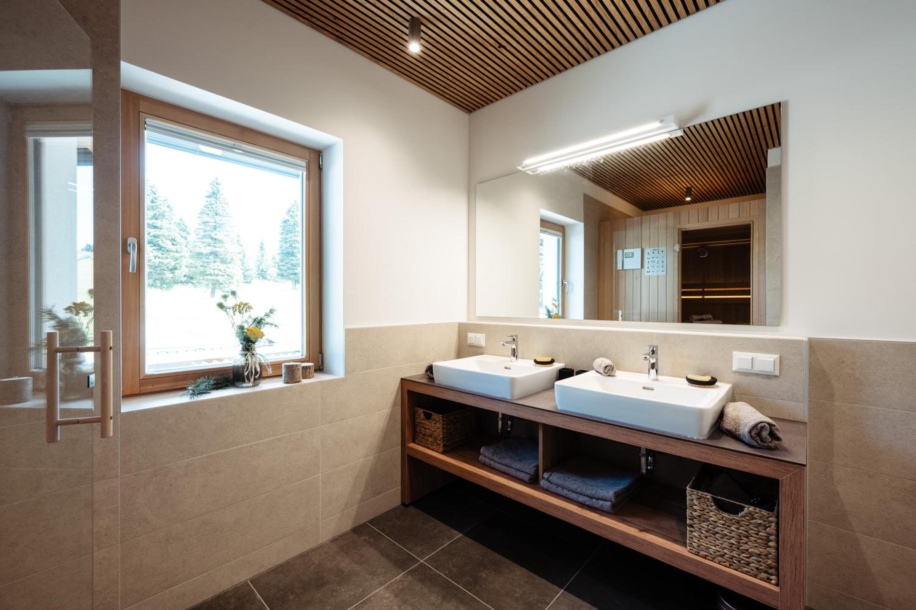 Four-Bedroom Apartment with Balcony  photo 3