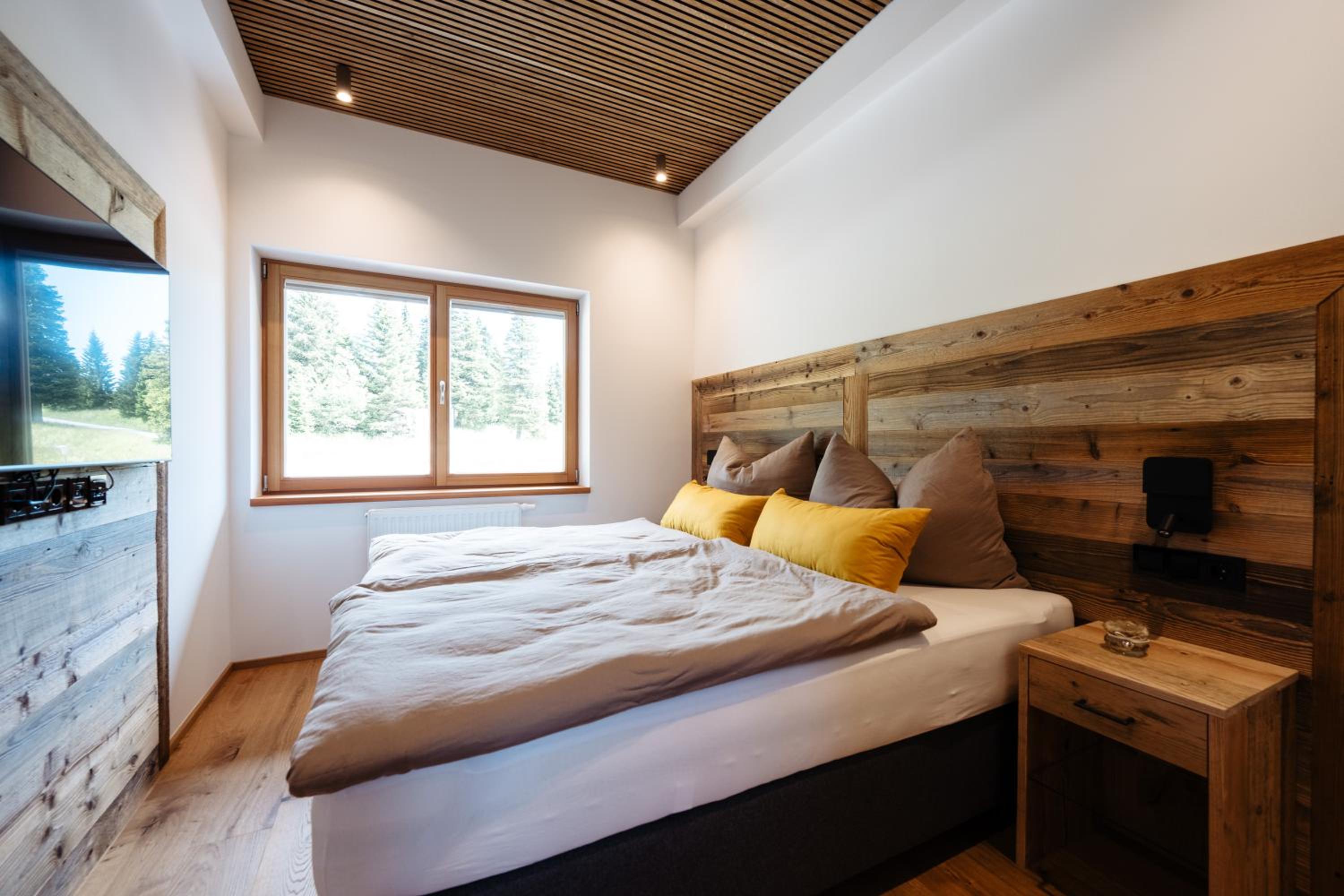 Four-Bedroom Apartment with Balcony  photo 2
