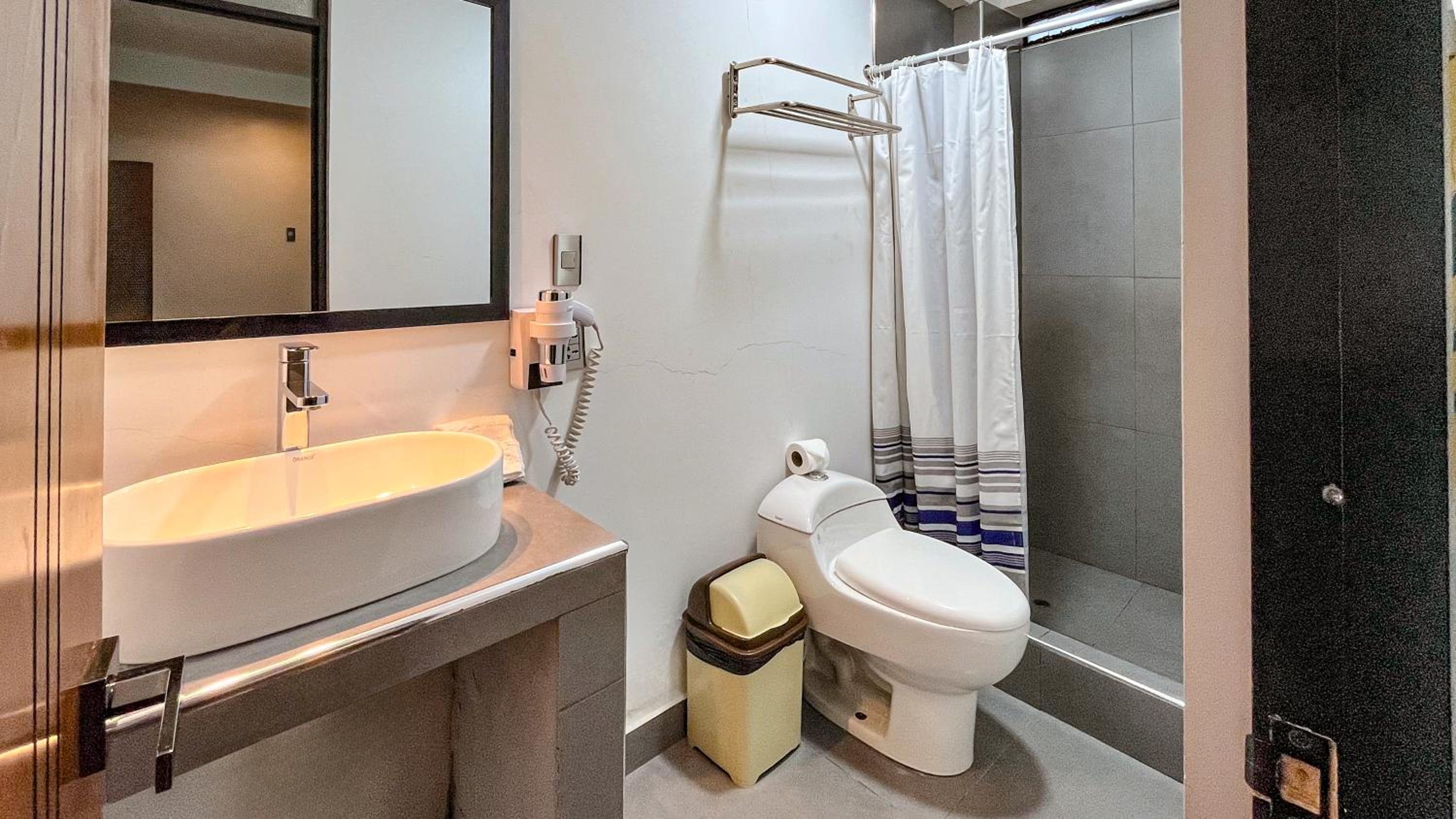 6-Bed Female Dormitory Room photo 2