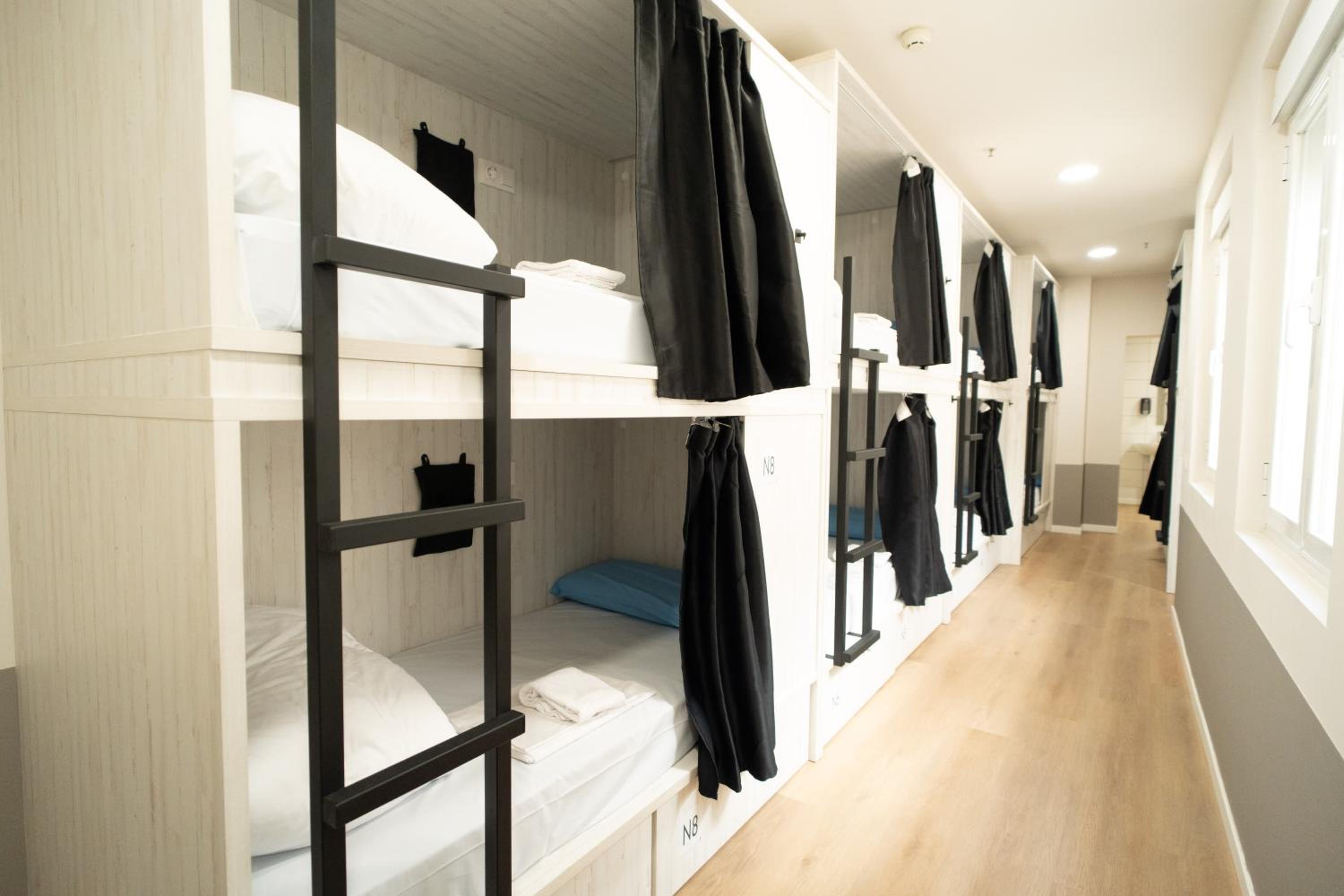 Habitación compartida mixta de 12 camas