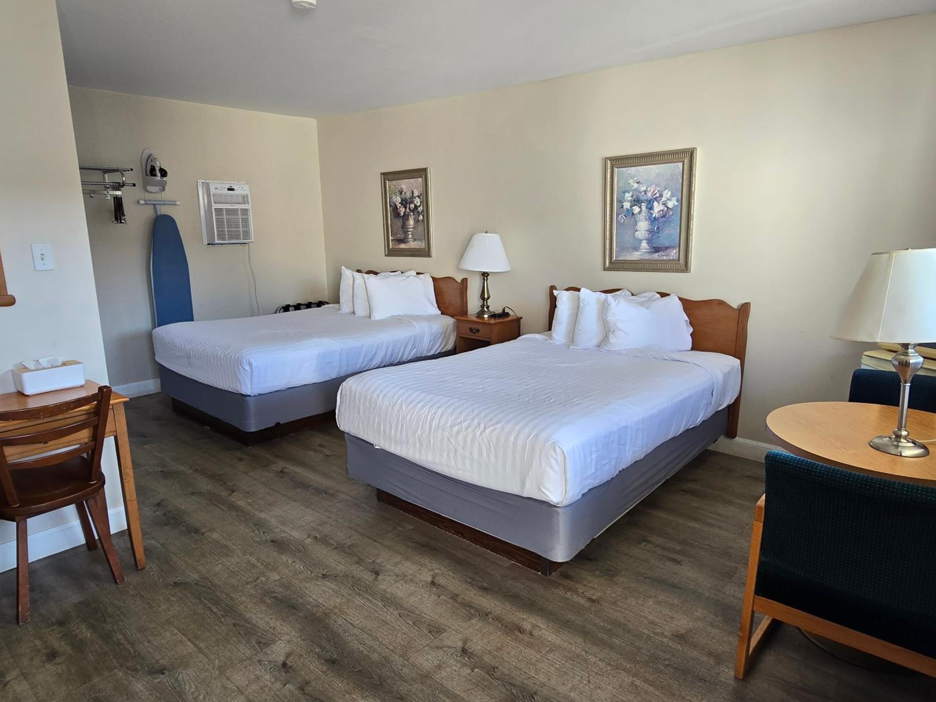 Queen Room with Two Queen Beds - Exterior Access/Non-Smoking