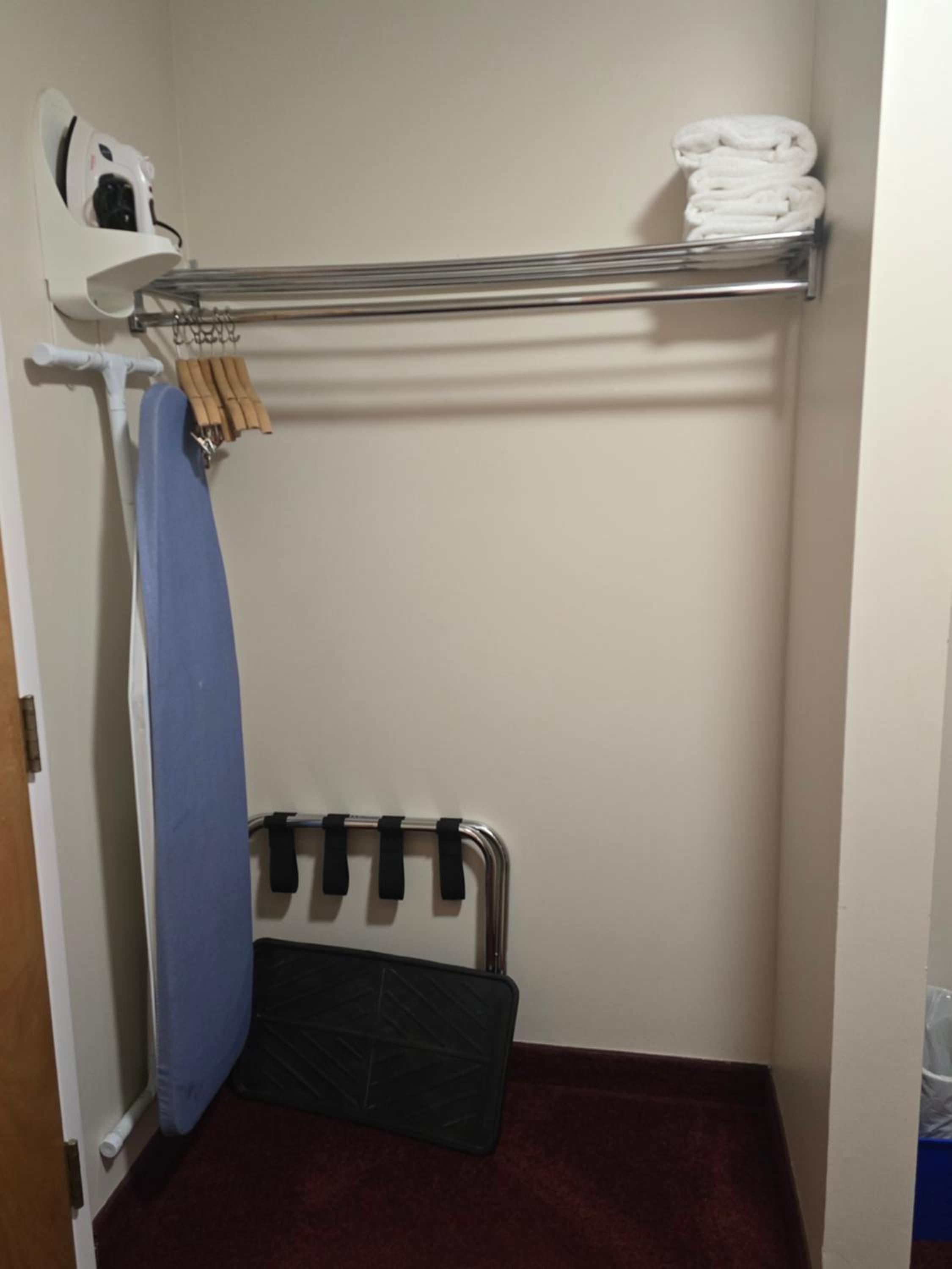 Queen Room with Two Queen Beds - Hallway Pool Access/Non-Smoking photo 2