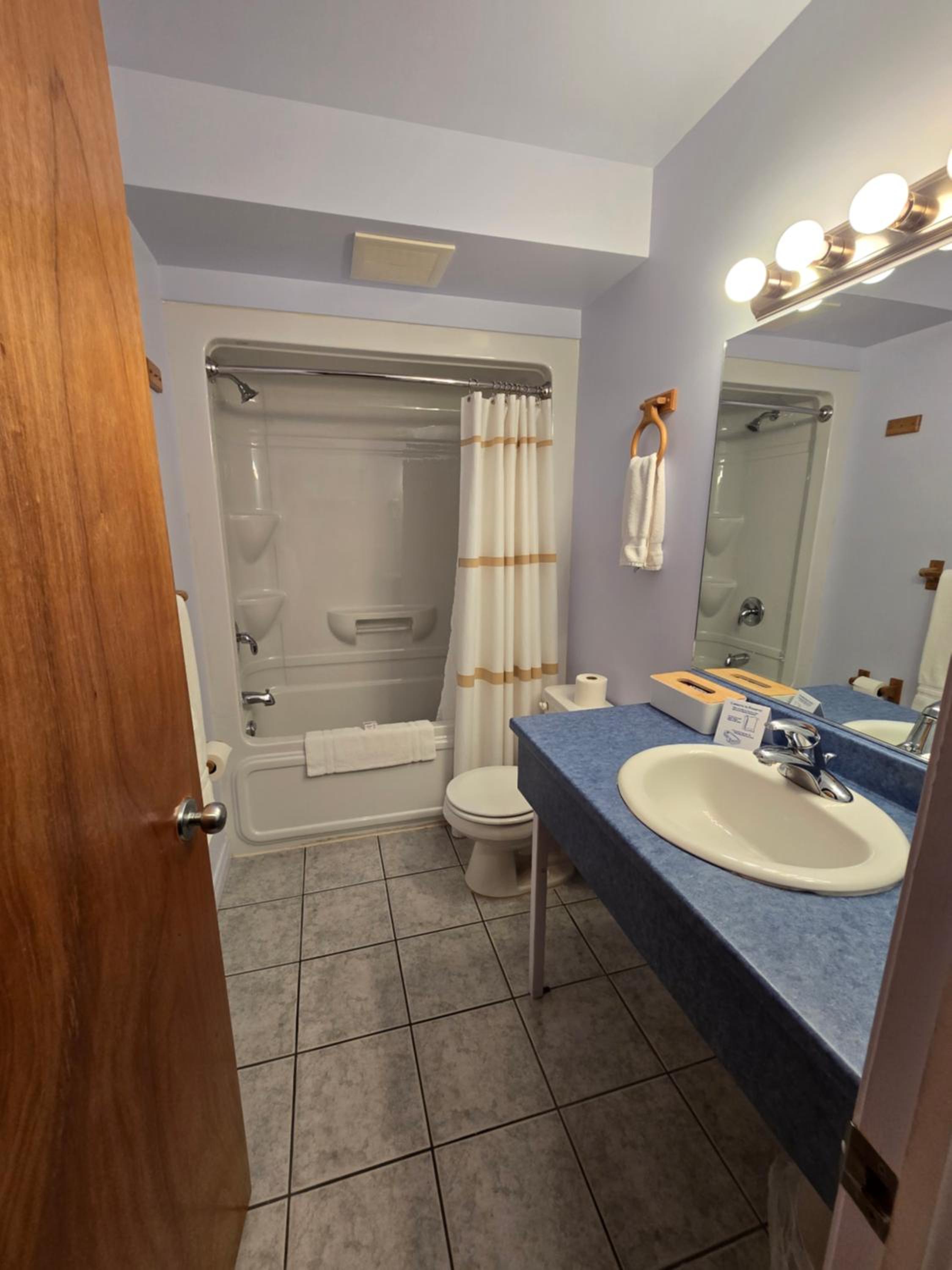 Queen Room with Two Queen Beds photo 3