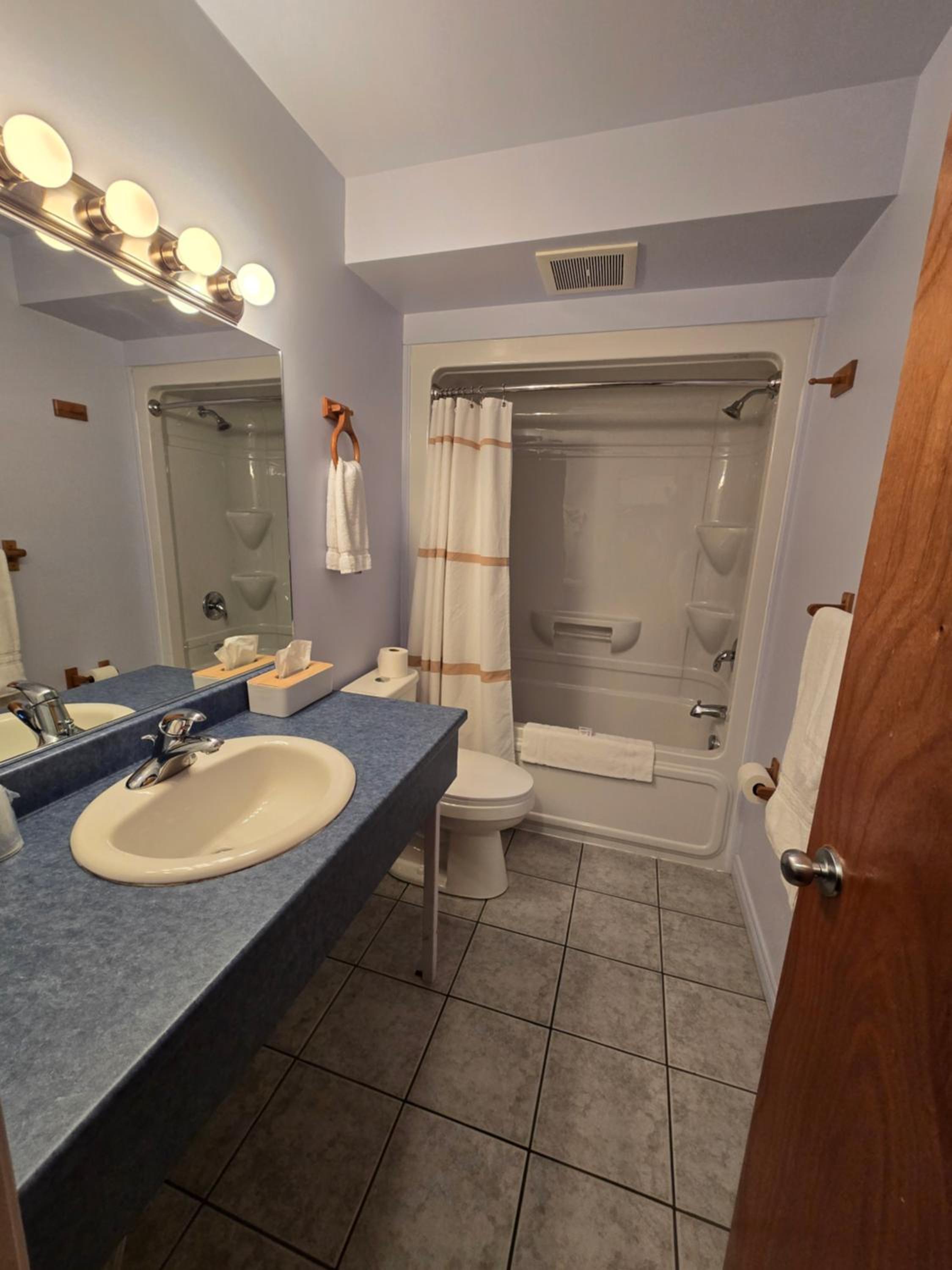 Queen Room with Two Queen Beds photo 2