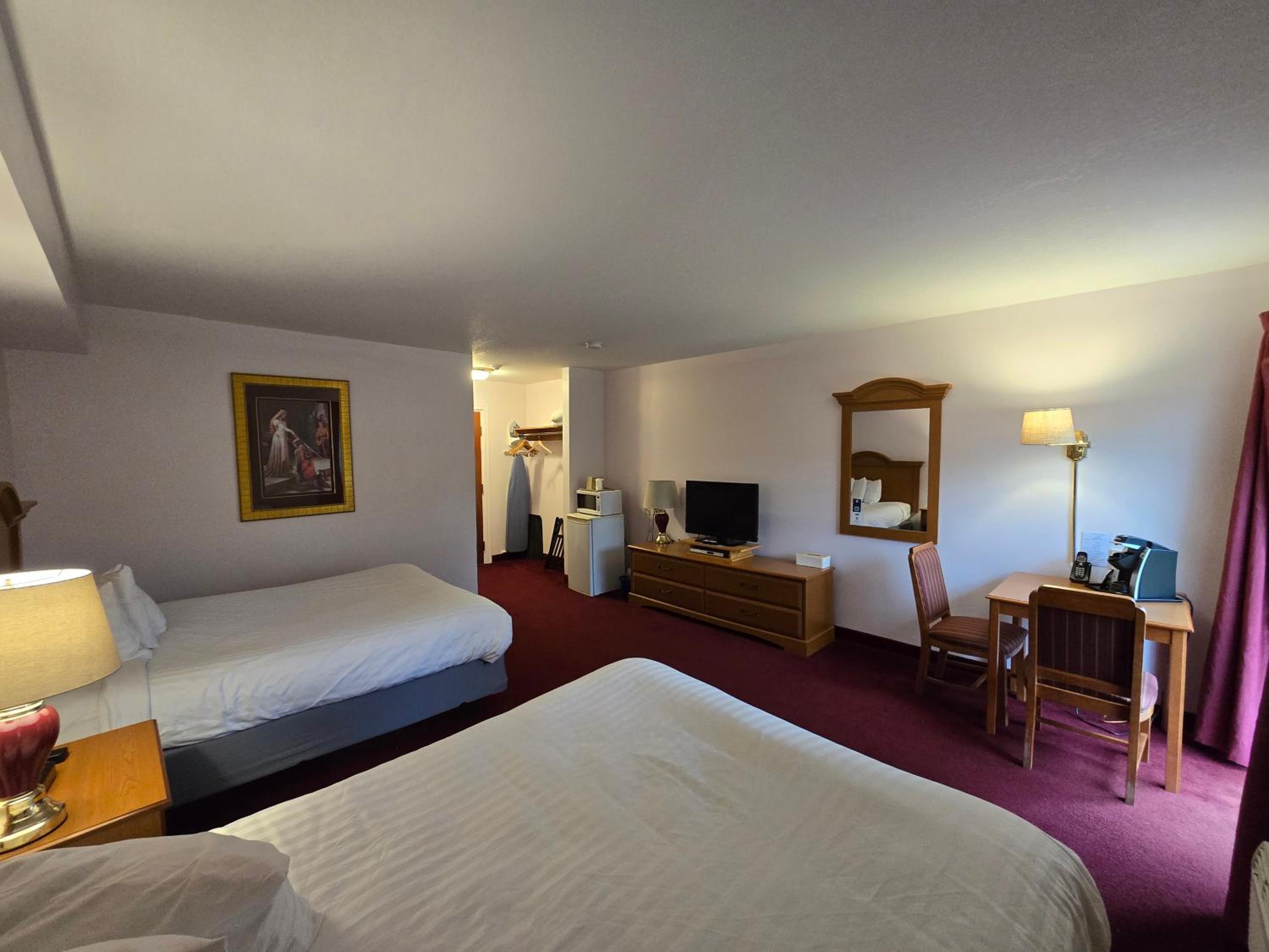 Queen Room with Three Queen Beds - Non-Smoking/North Section photo 3