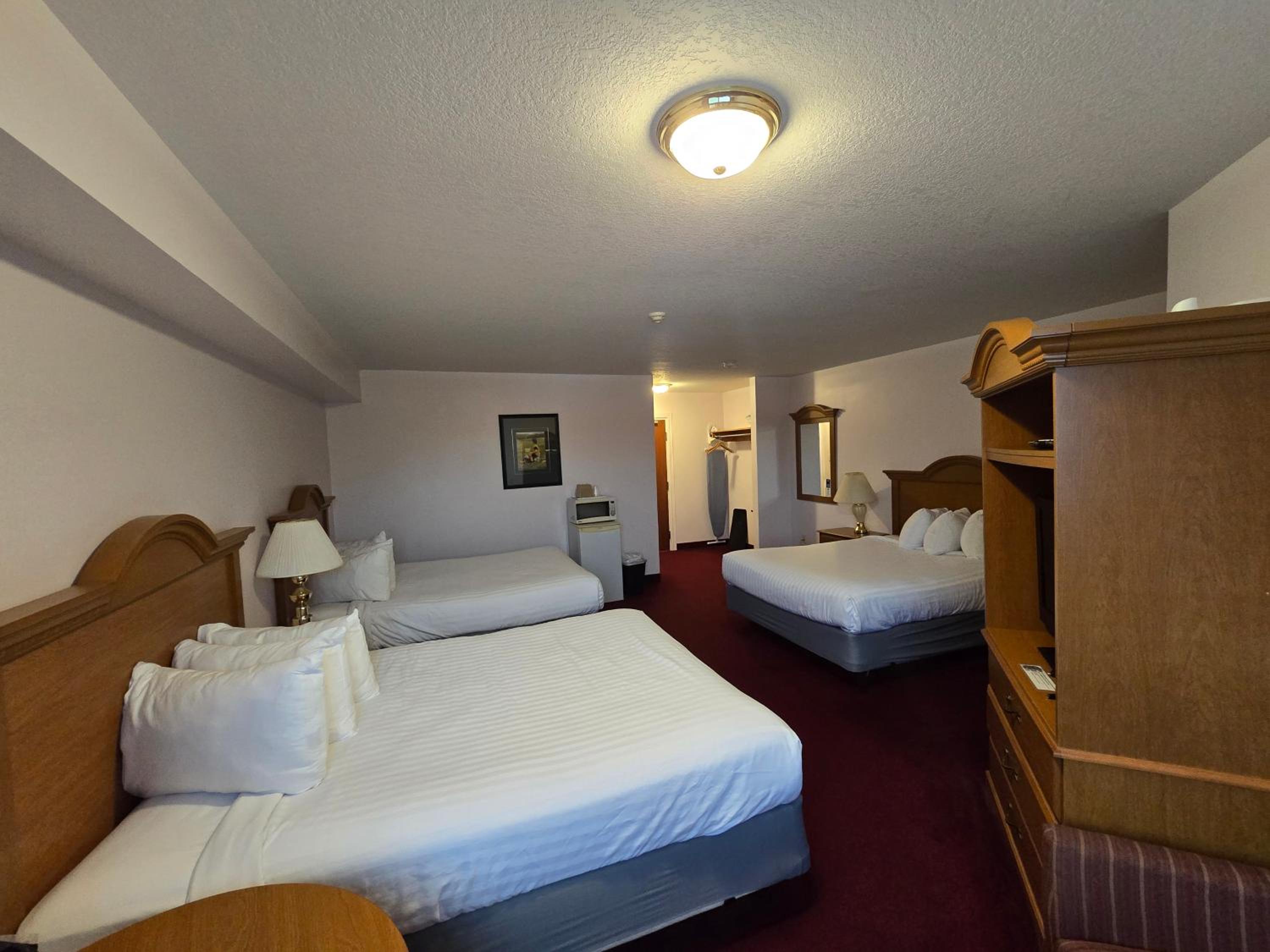 Queen Room with Three Queen Beds - Non-Smoking/North Section