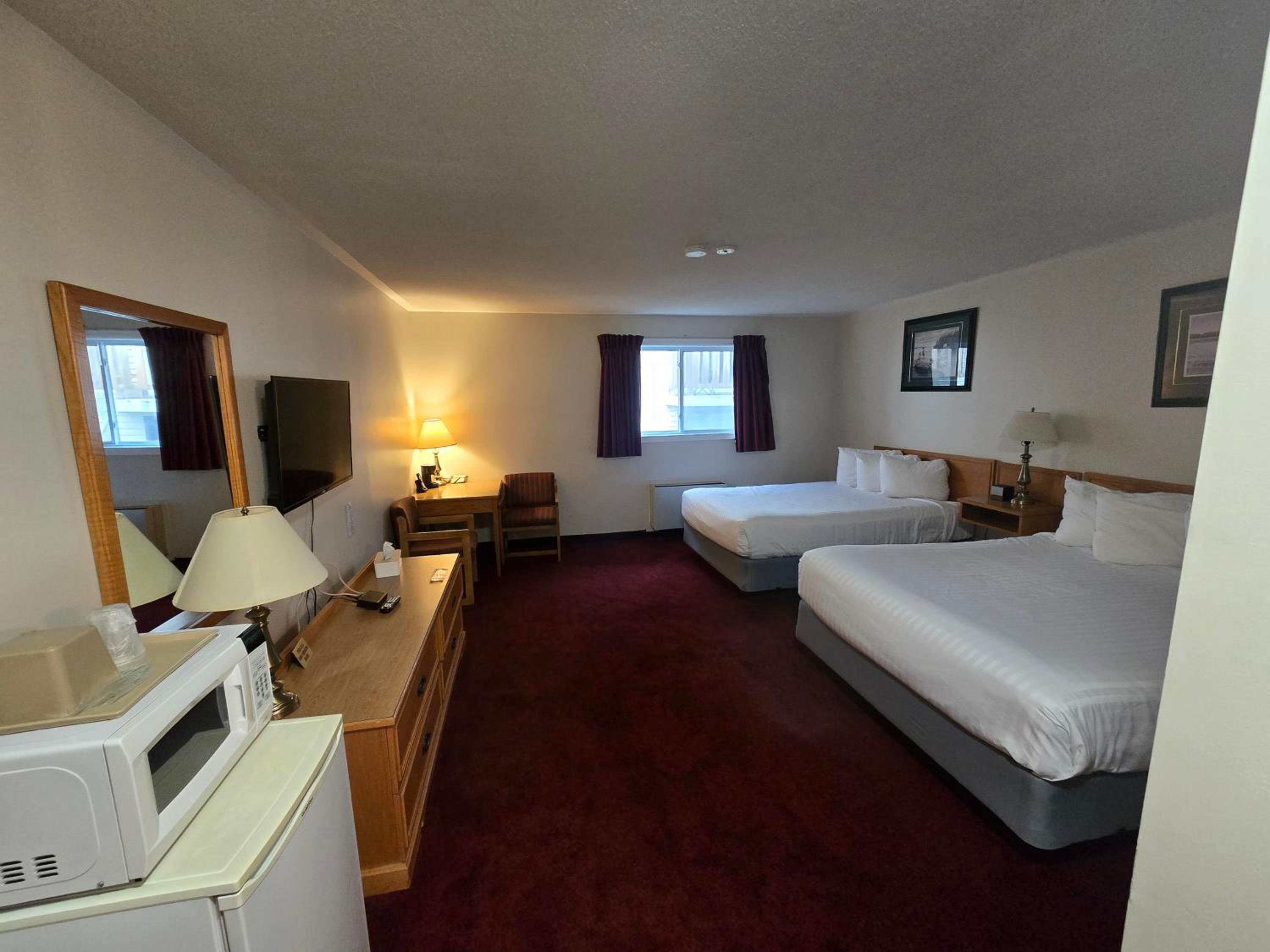 Queen Room with Two Queen Beds - Hallway Pool Access/Non-Smoking photo 3