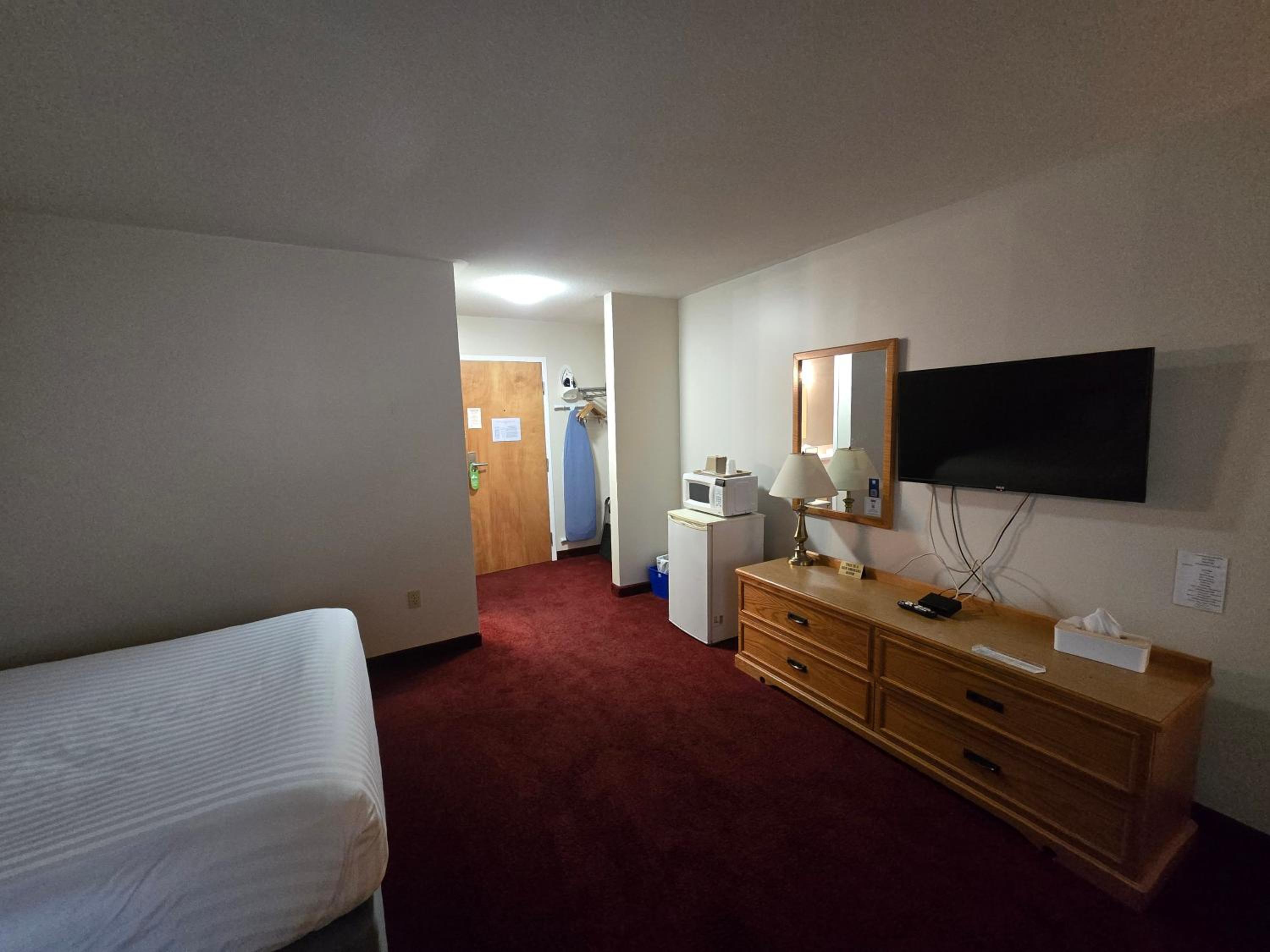Queen Room with Two Queen Beds - Hallway Pool Access/Non-Smoking