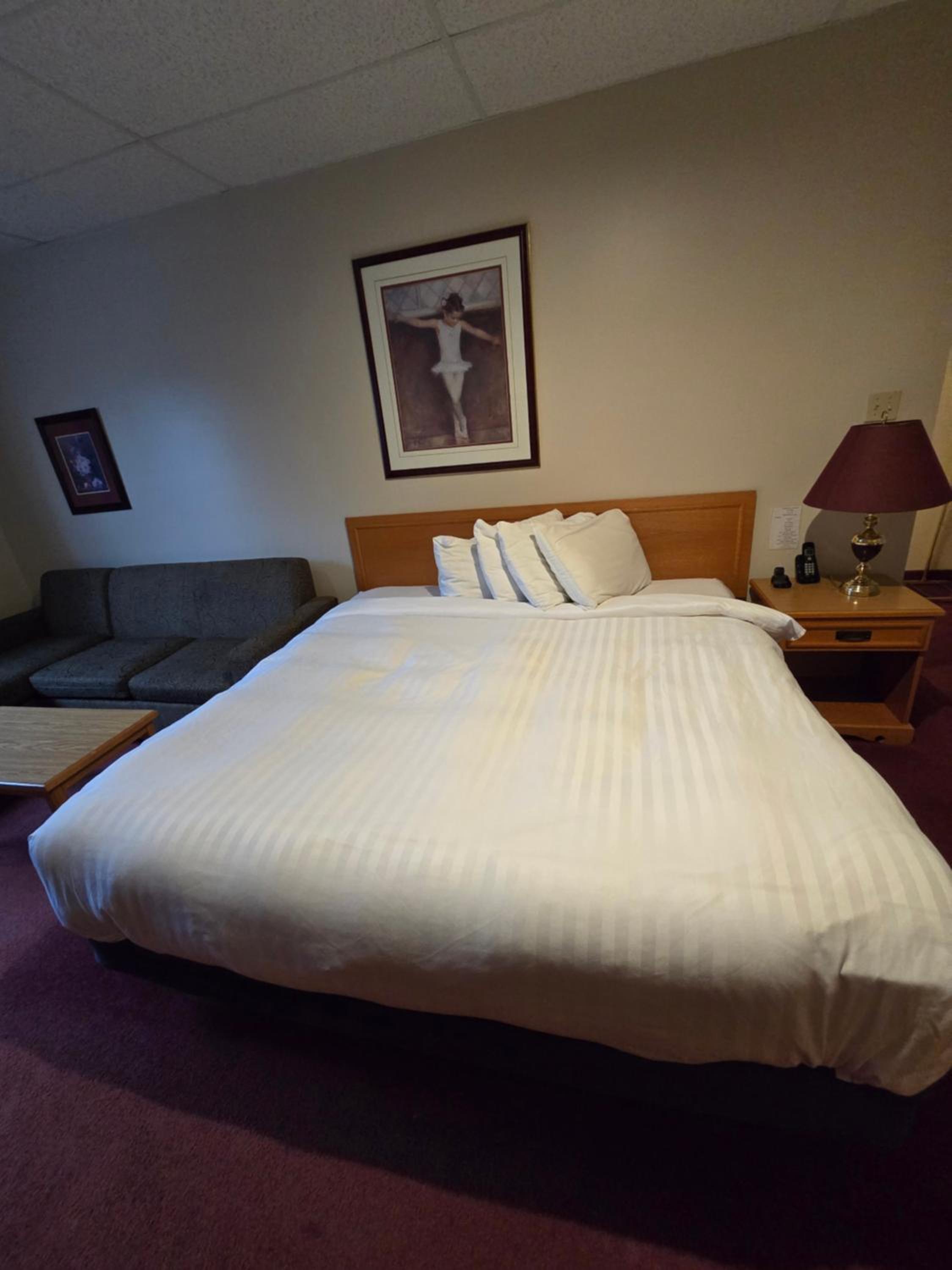 King Room - Hallway Pool Access/Non-Smoking