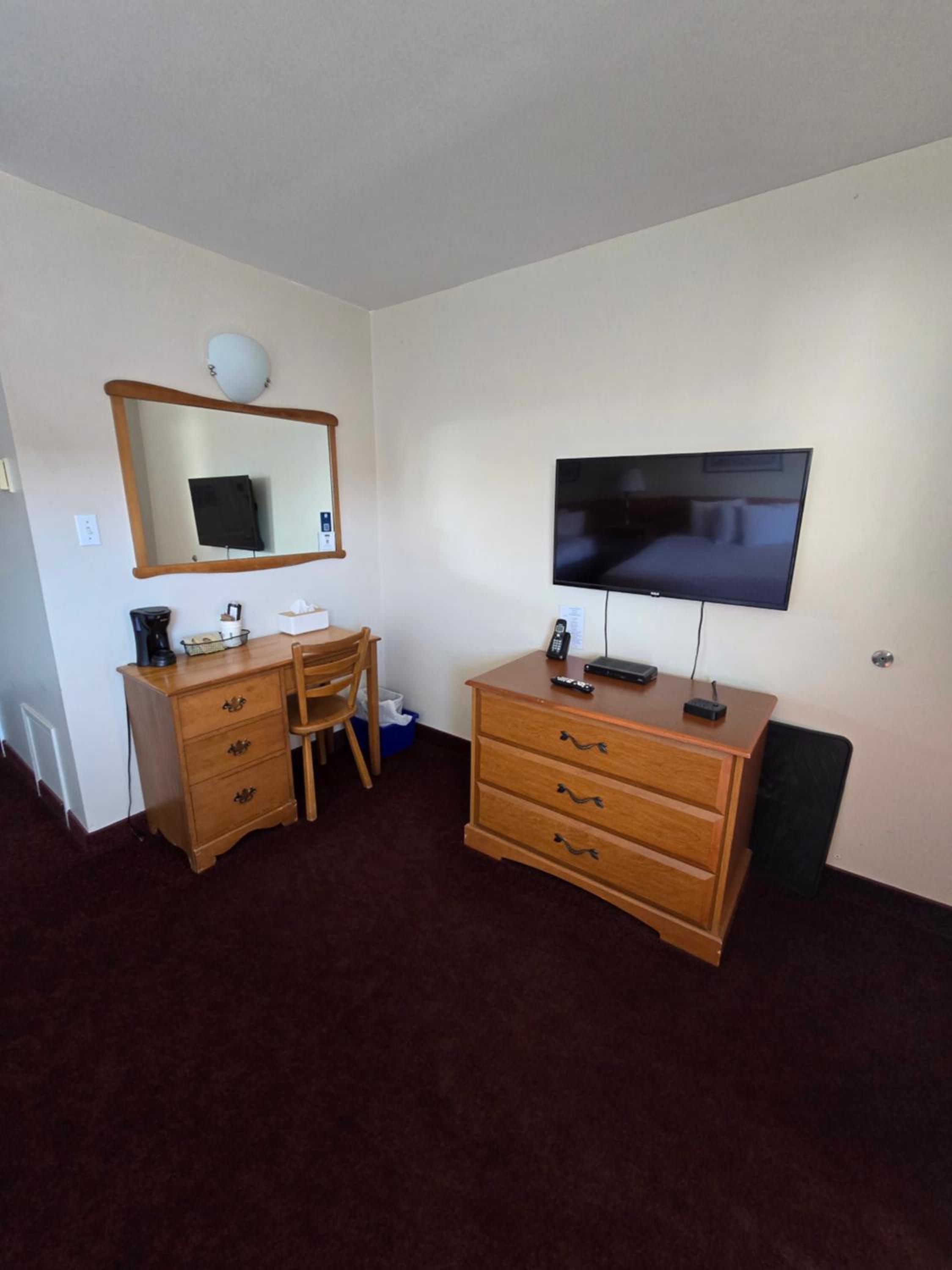 Queen Room with Two Queen Beds - Exterior Access/Non-Smoking photo 1