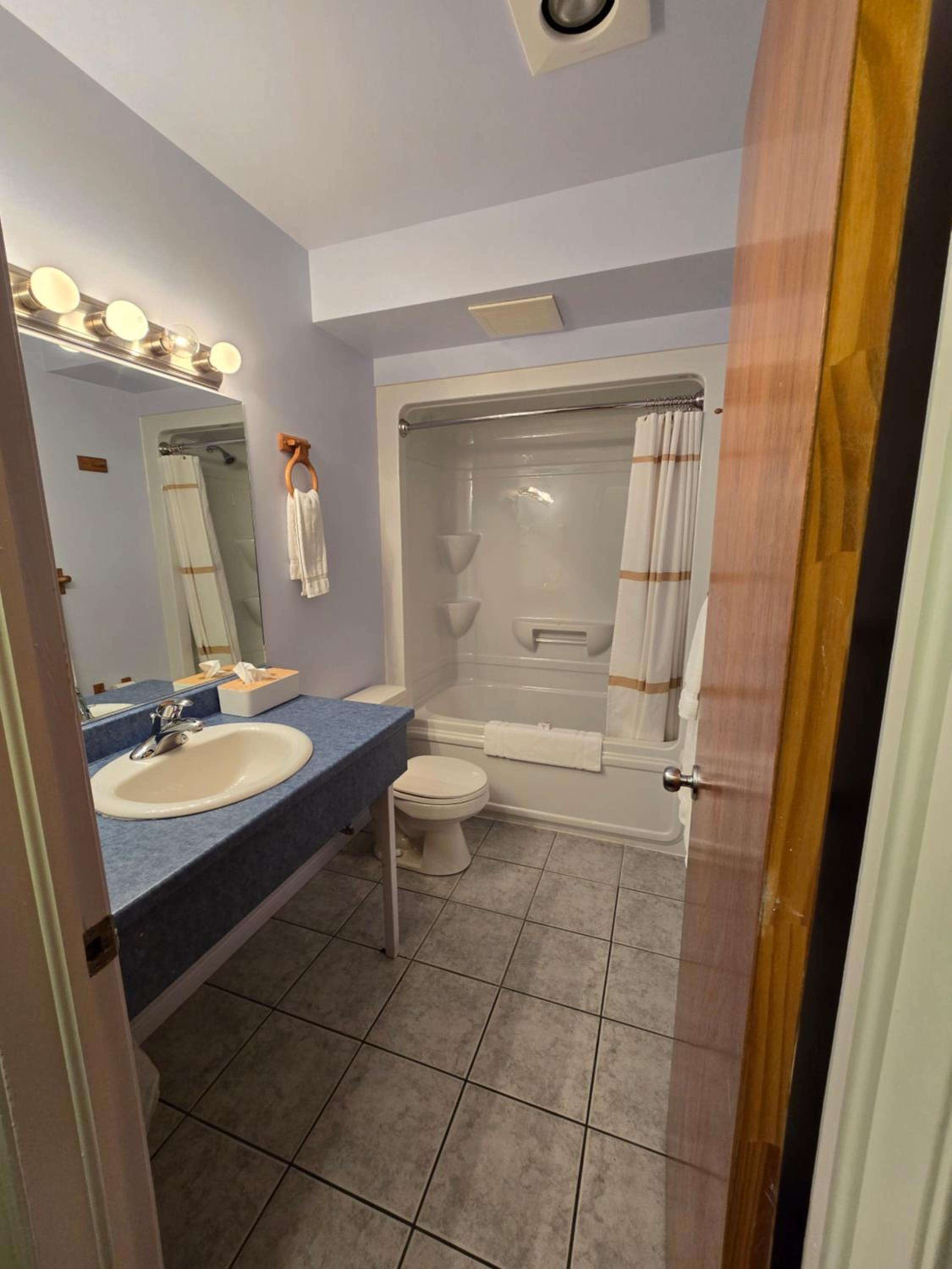 King Room - North Section/Non-Smoking photo 3